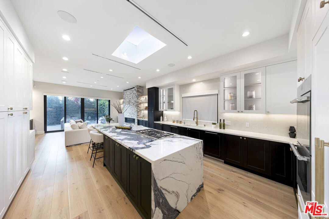 Los Angeles, California, 90048, United States, 4 Bedrooms Bedrooms, ,2 BathroomsBathrooms,Residential,For Sale,1862475