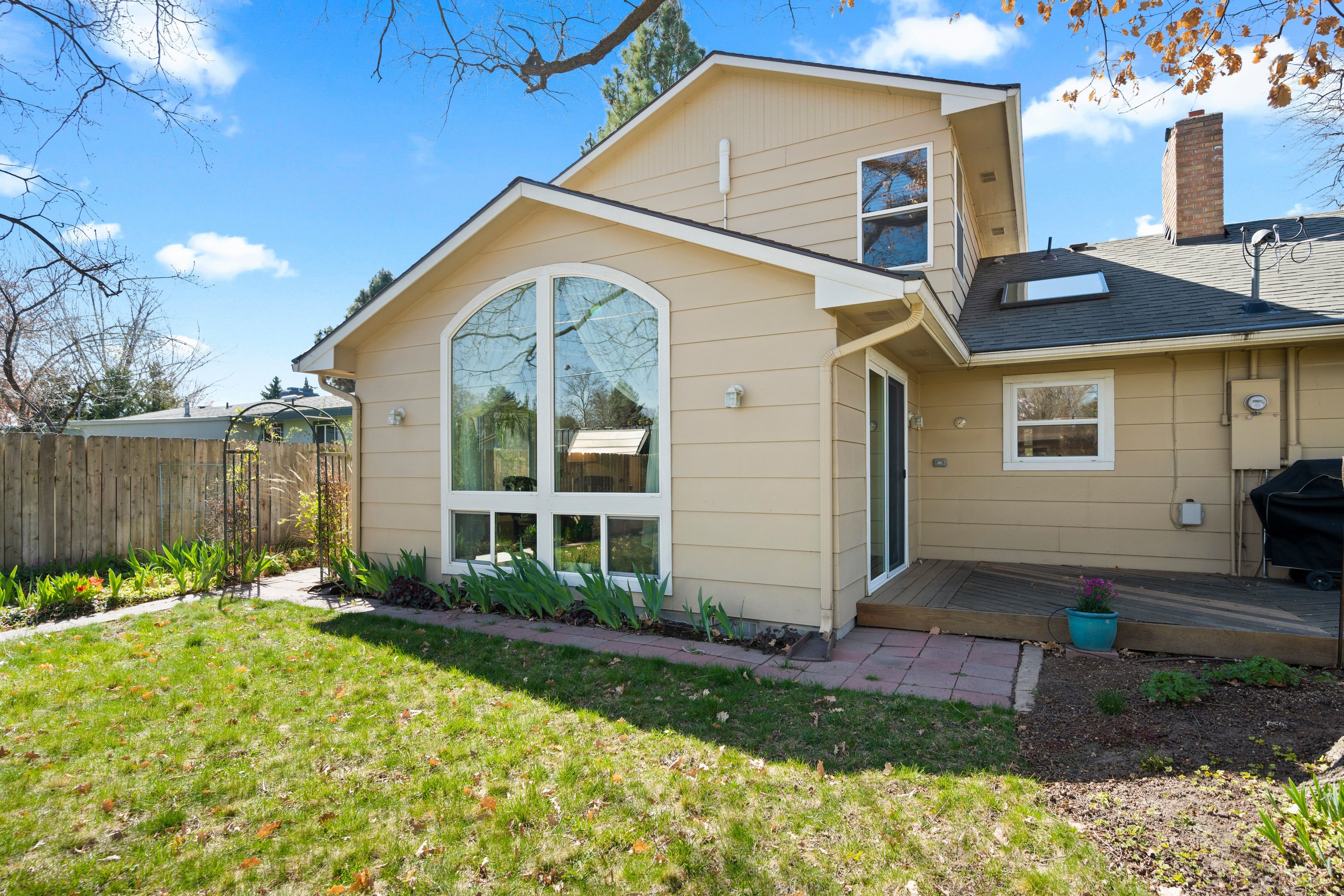  Timeless Mid-Century Design with Sunroom Living and Garden Oasis - 物件實景