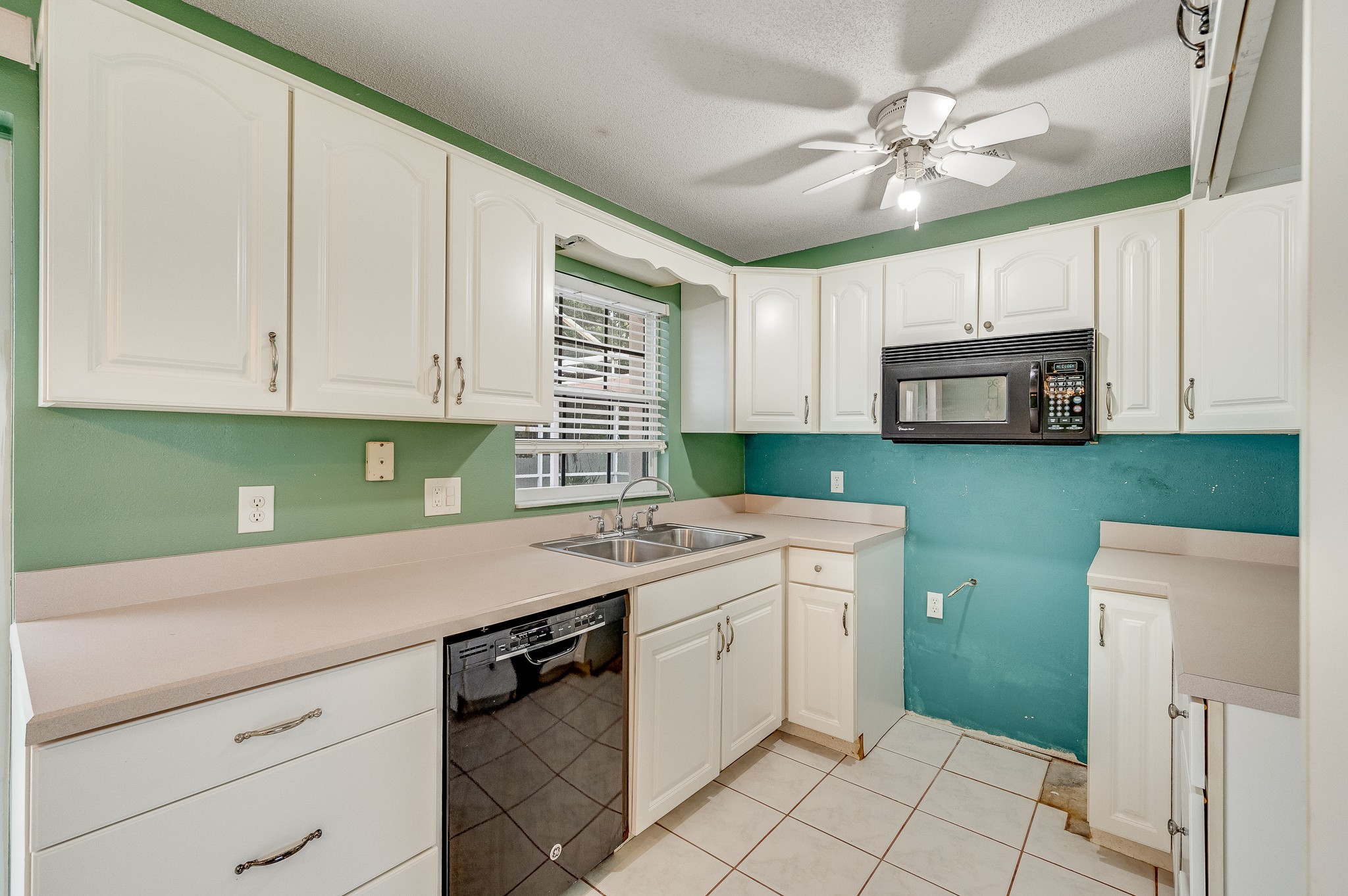  586 Louvre Drive, Melbourne, FL, 32935 - 物件實景