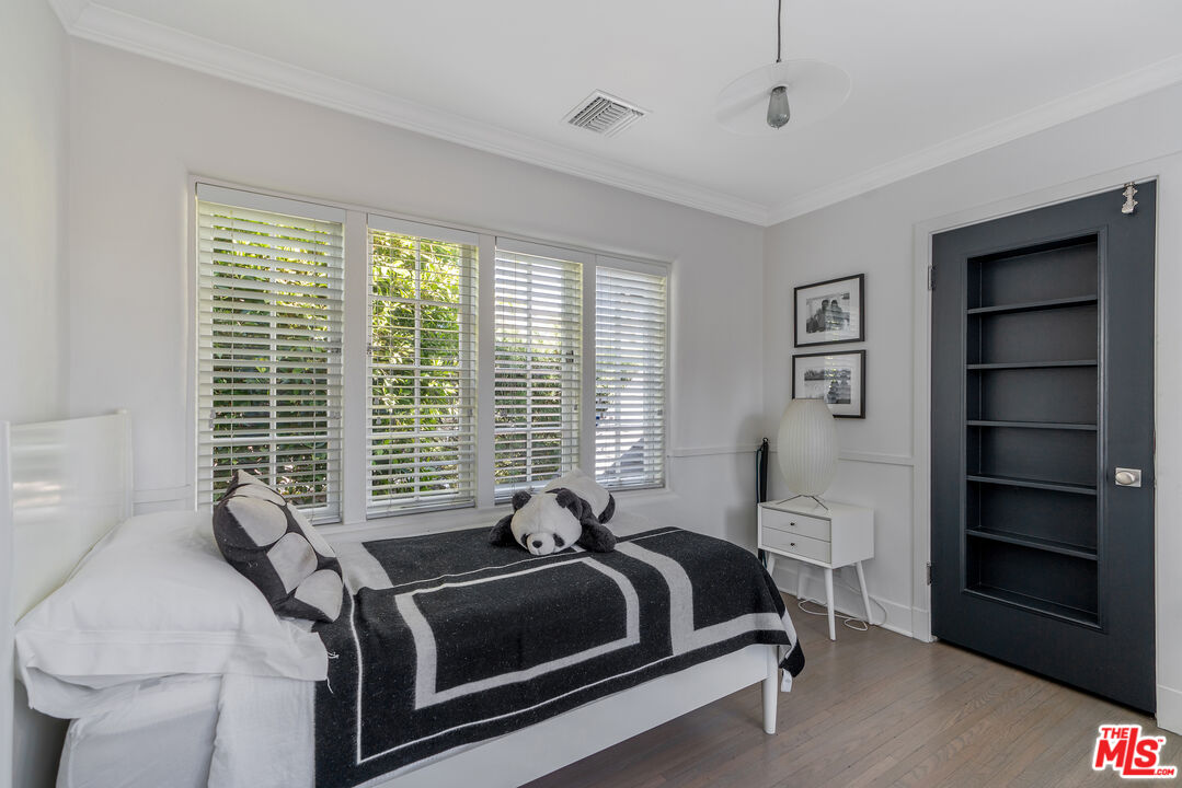 Los Angeles, California, 90020, United States, 5 Bedrooms Bedrooms, ,5 BathroomsBathrooms,Residential,For Sale,1939583