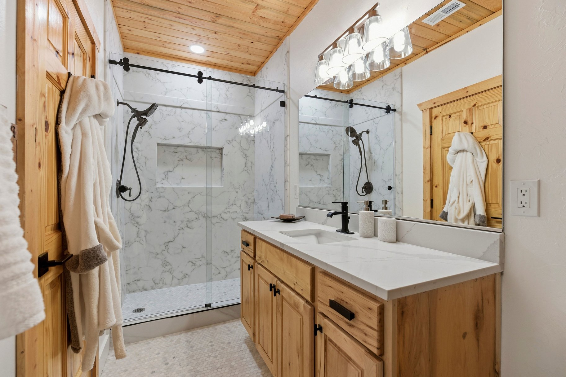  Renovated Log Cabin in Cedar Highlands with Wraparound Deck & Mountain Views - 物件實景