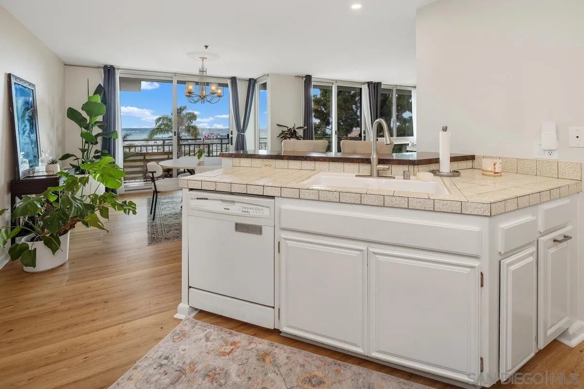 San Diego, California, 92101, United States, 2 Bedrooms Bedrooms, ,2 BathroomsBathrooms,Residential,For Sale,1901381
