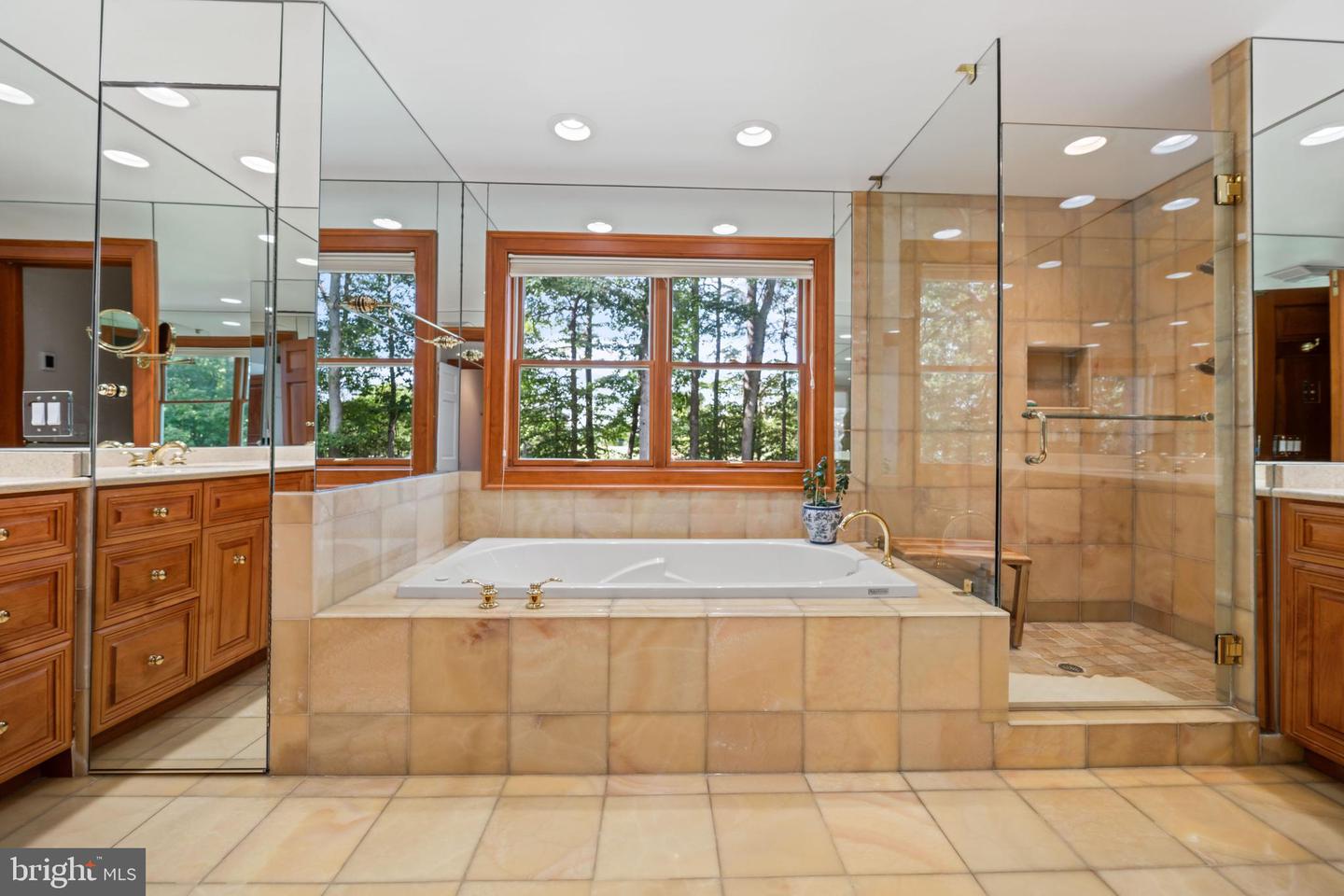 Queenstown, Maryland, 21658, United States, 5 Bedrooms Bedrooms, ,6 BathroomsBathrooms,Residential,For Sale,1940127