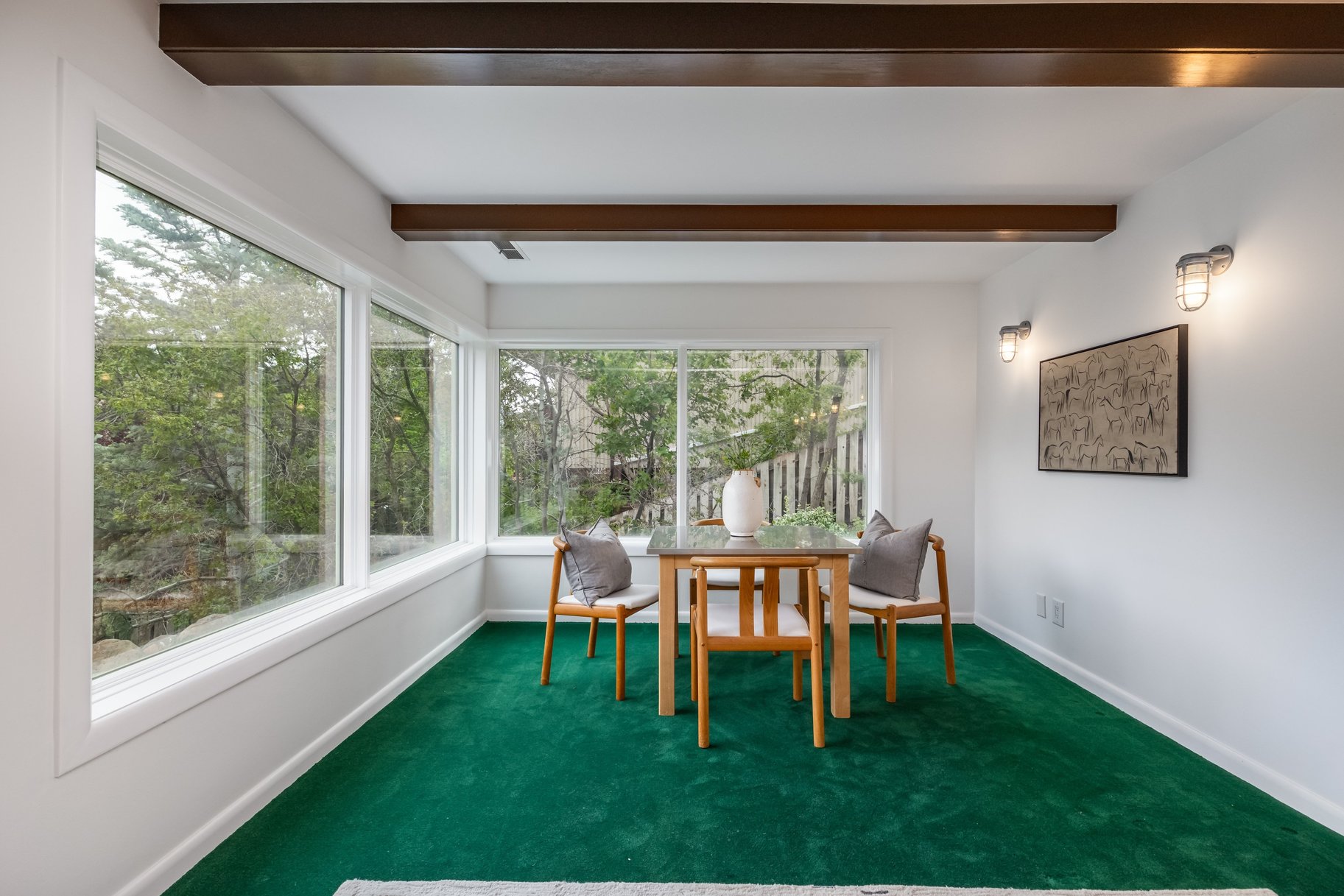  Elegant Contemporary Rambler in Sought After Neighborhood - 物件實景