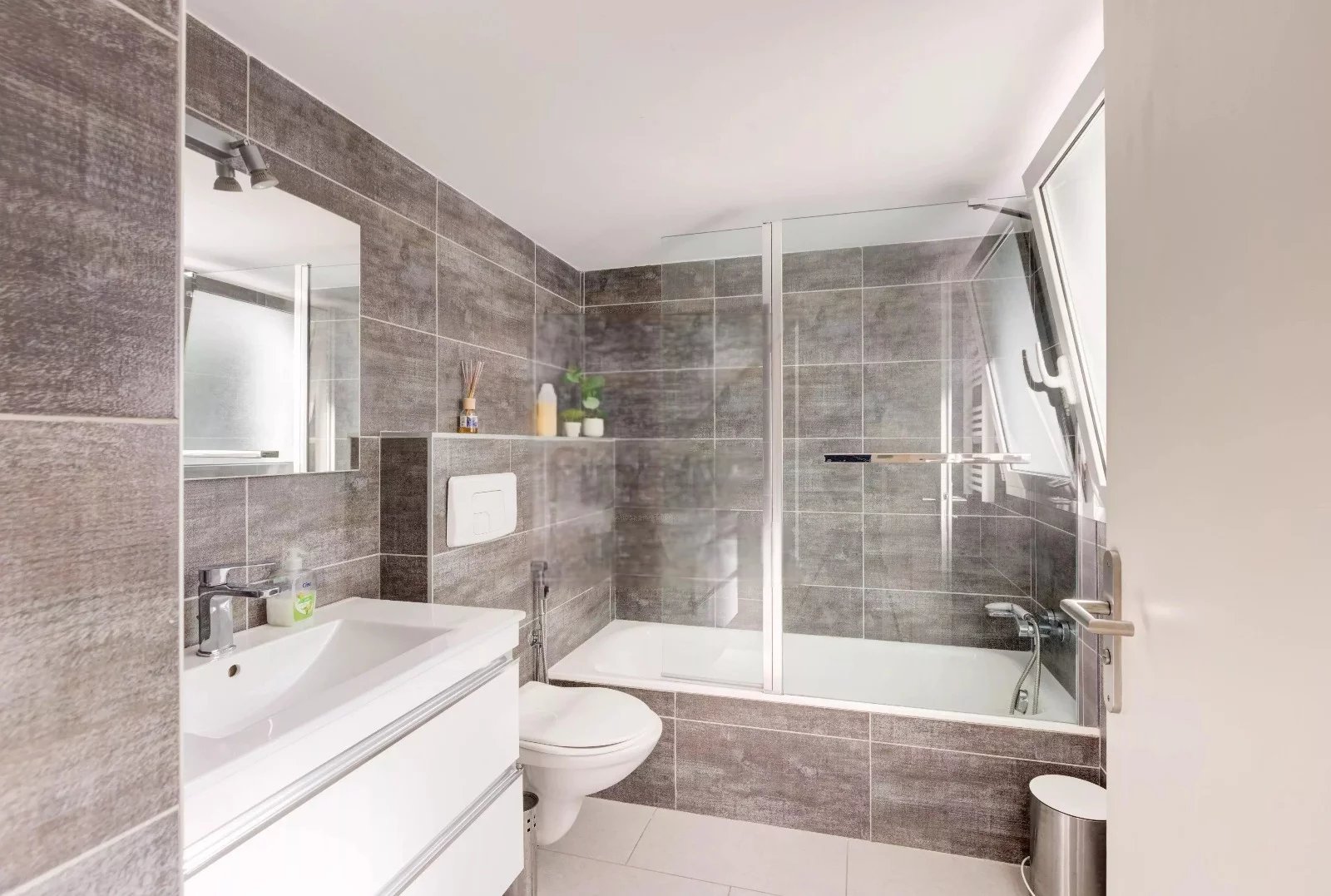 Le Cannet, Provence-Alpes-Côte d’Azur, 06110, FR, 4 Bedrooms Bedrooms, ,4 BathroomsBathrooms,Residential,For Sale,1829456