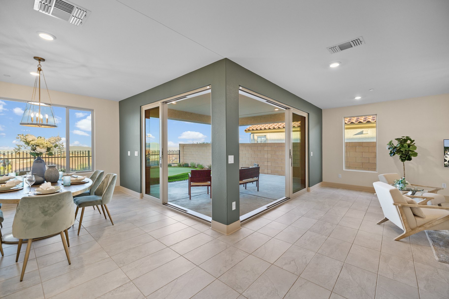  Thoughtfully Upgraded Home Set on an Elevated Lot Offering Sweeping Views - 物件實景