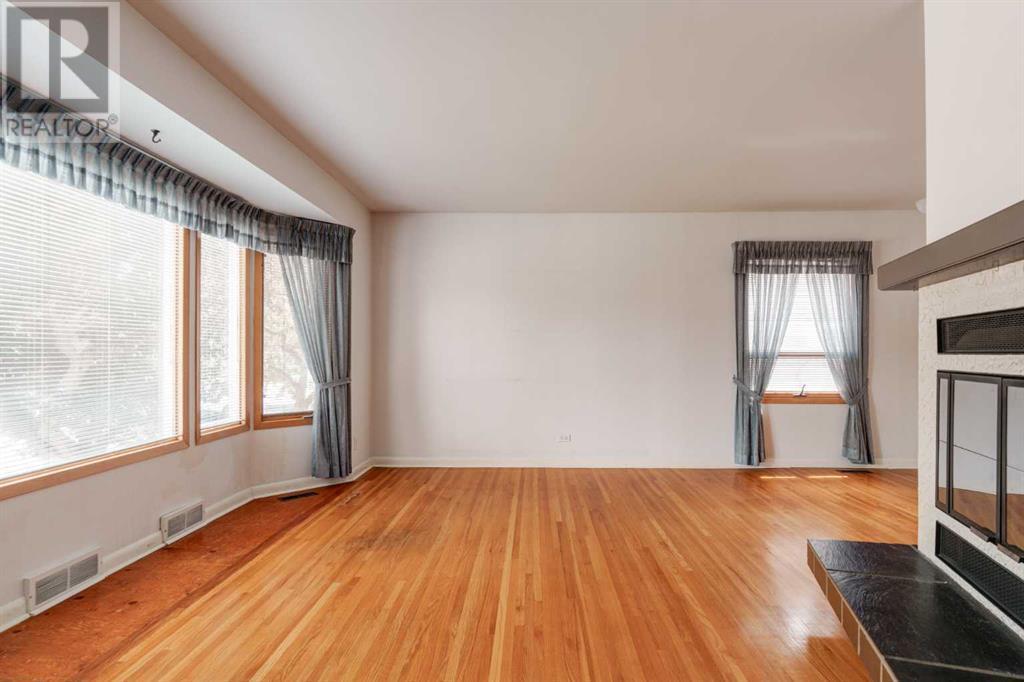 CALGARY, Alberta, T3E 2S7, CA, 3 Bedrooms Bedrooms, ,2 BathroomsBathrooms,Residential,For Sale,1896041