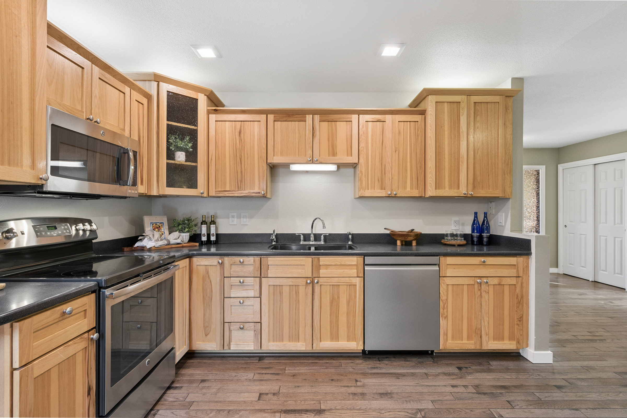  Beautifully Updated and Meticulously Maintained Home - 物件實景