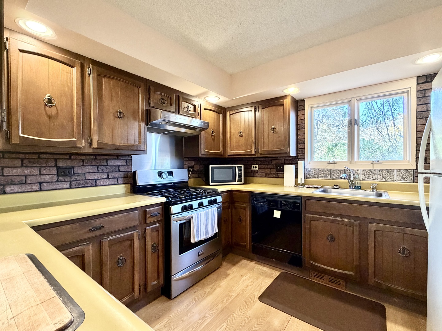 Sycamore, Illinois, 60178, United States, 4 Bedrooms Bedrooms, ,3 BathroomsBathrooms,Residential,For Sale,1988163