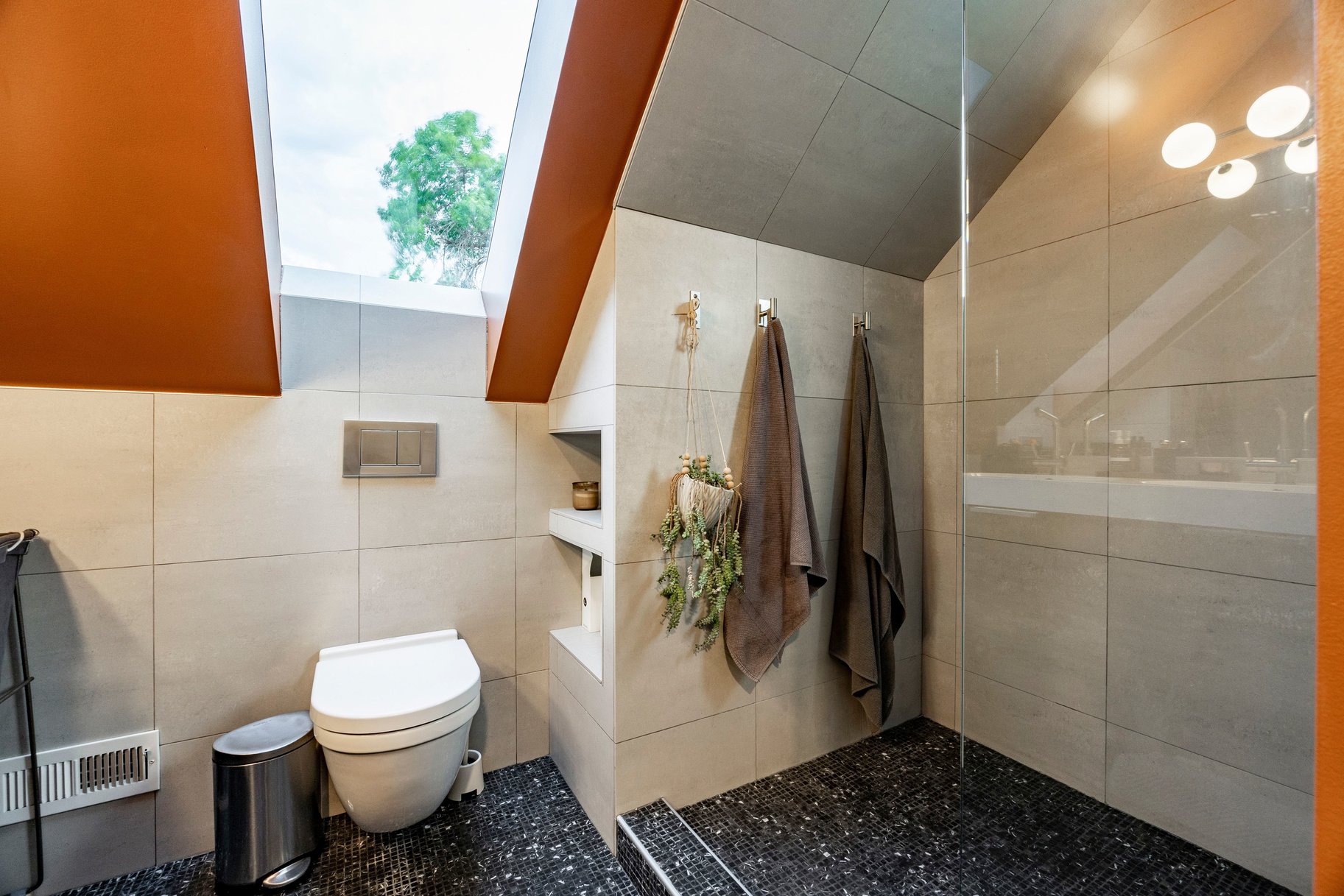  Spacious Millcreek Bungalow with Expansive Backyard & 2-Car Garage - 物件實景