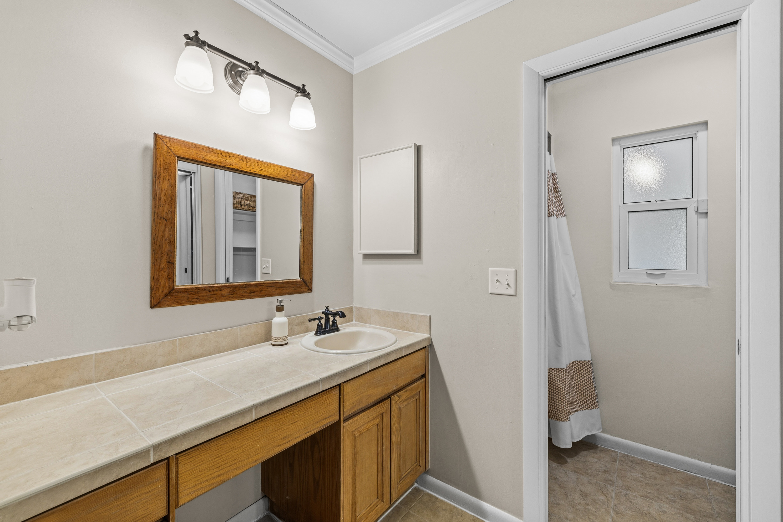 Tampa, Florida, 33618, United States, 3 Bedrooms Bedrooms, ,2 BathroomsBathrooms,Residential,For Sale,1994260