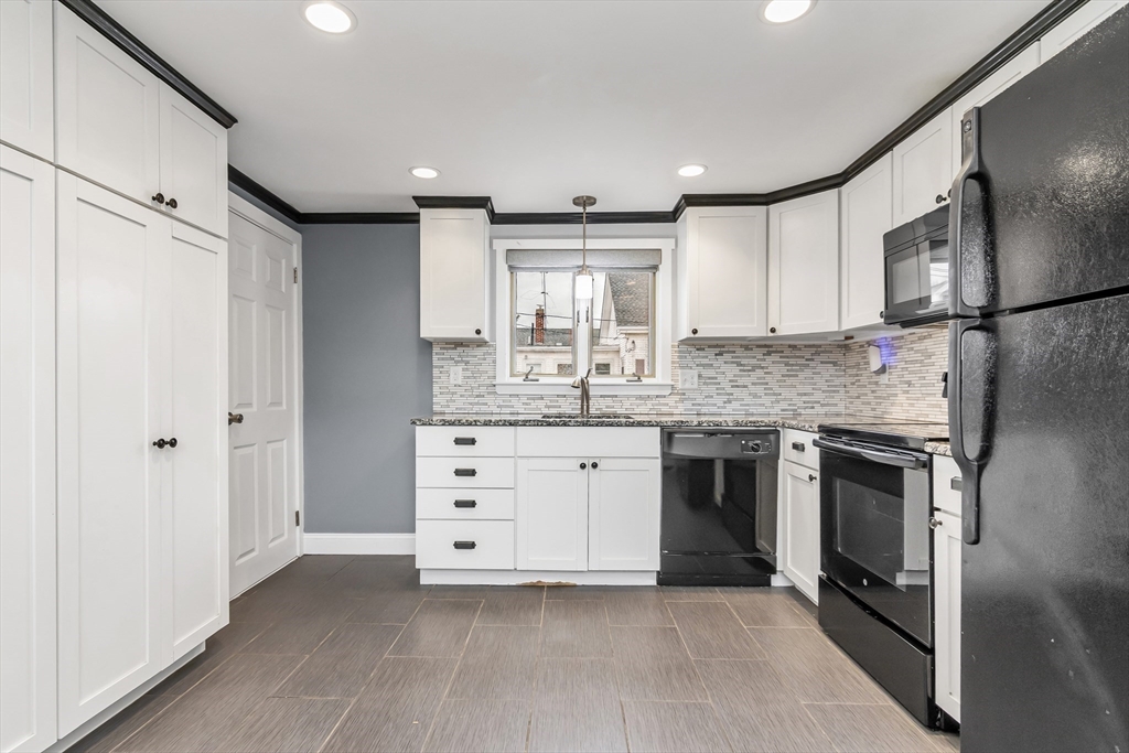 Haverhill, Massachusetts, 01830, United States, 5 Bedrooms Bedrooms, ,3 BathroomsBathrooms,Residential,For Sale,1990407