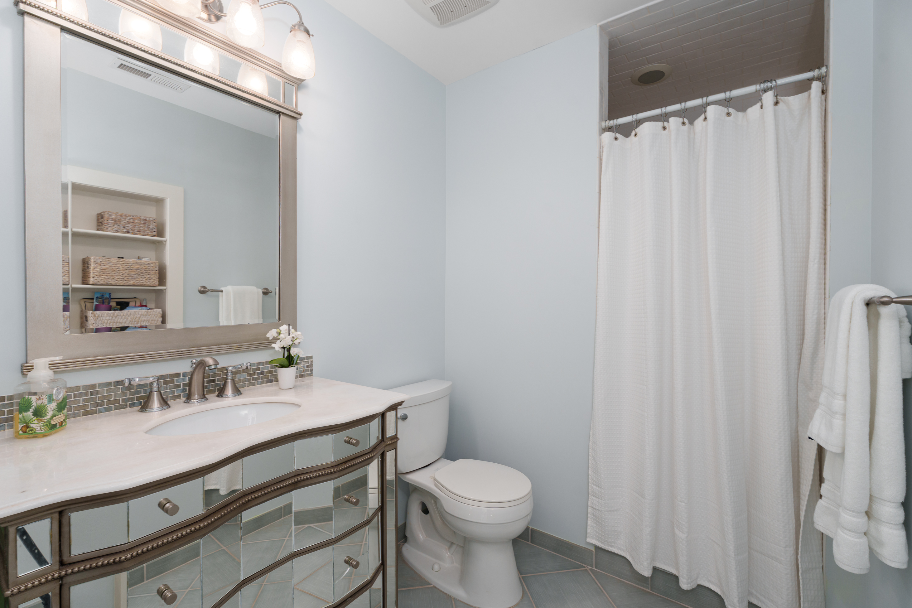  Exceptional Pond View Home with Dual Primary Suites - 物件實景