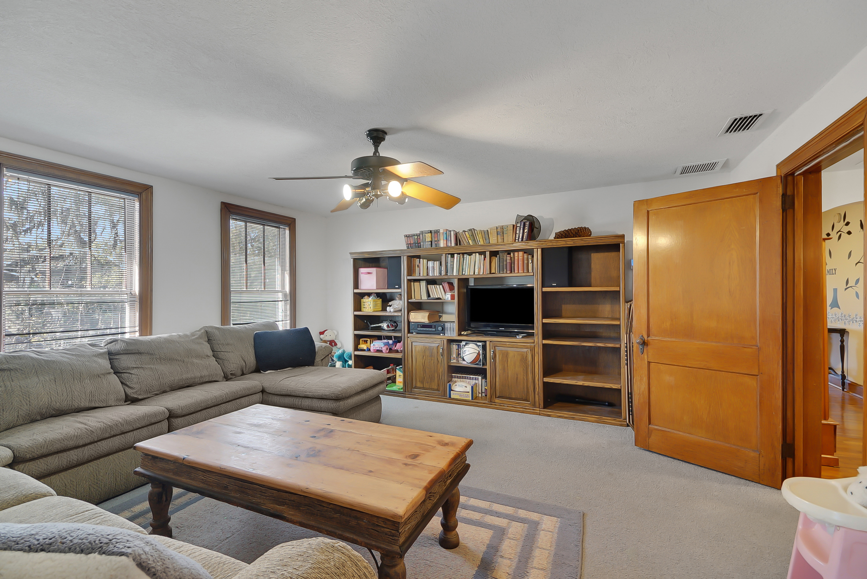 Yalaha, Florida, 34797, United States, 5 Bedrooms Bedrooms, ,4 BathroomsBathrooms,Residential,For Sale,1975837