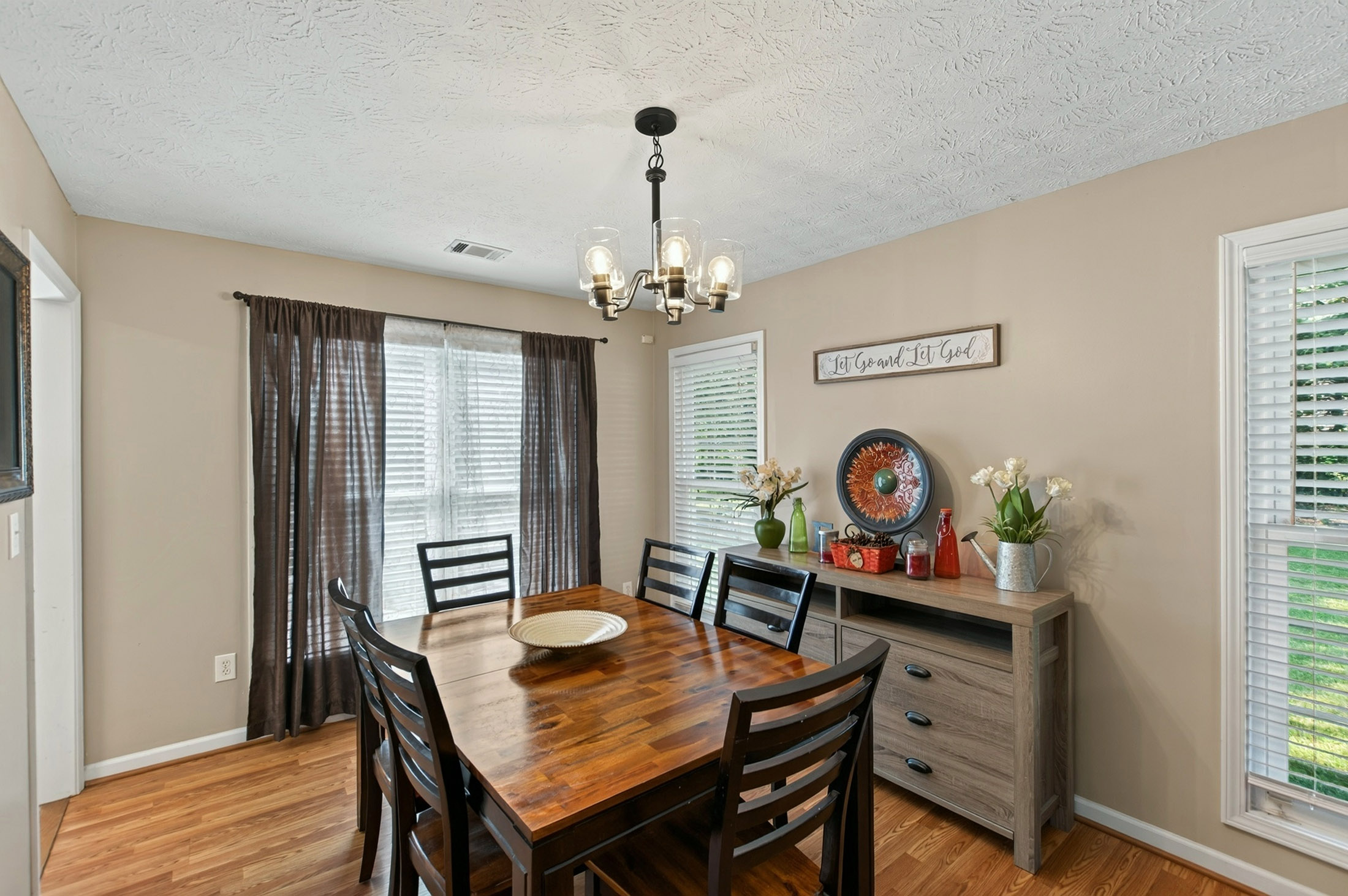  Charming Home on an Expansive 2.8+/- Acre Corner Lot - 物件實景