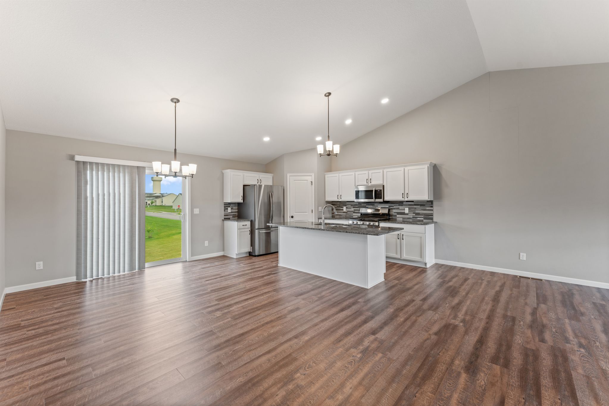  Spacious Walkout Living on a Prime Corner Lot - 物件實景