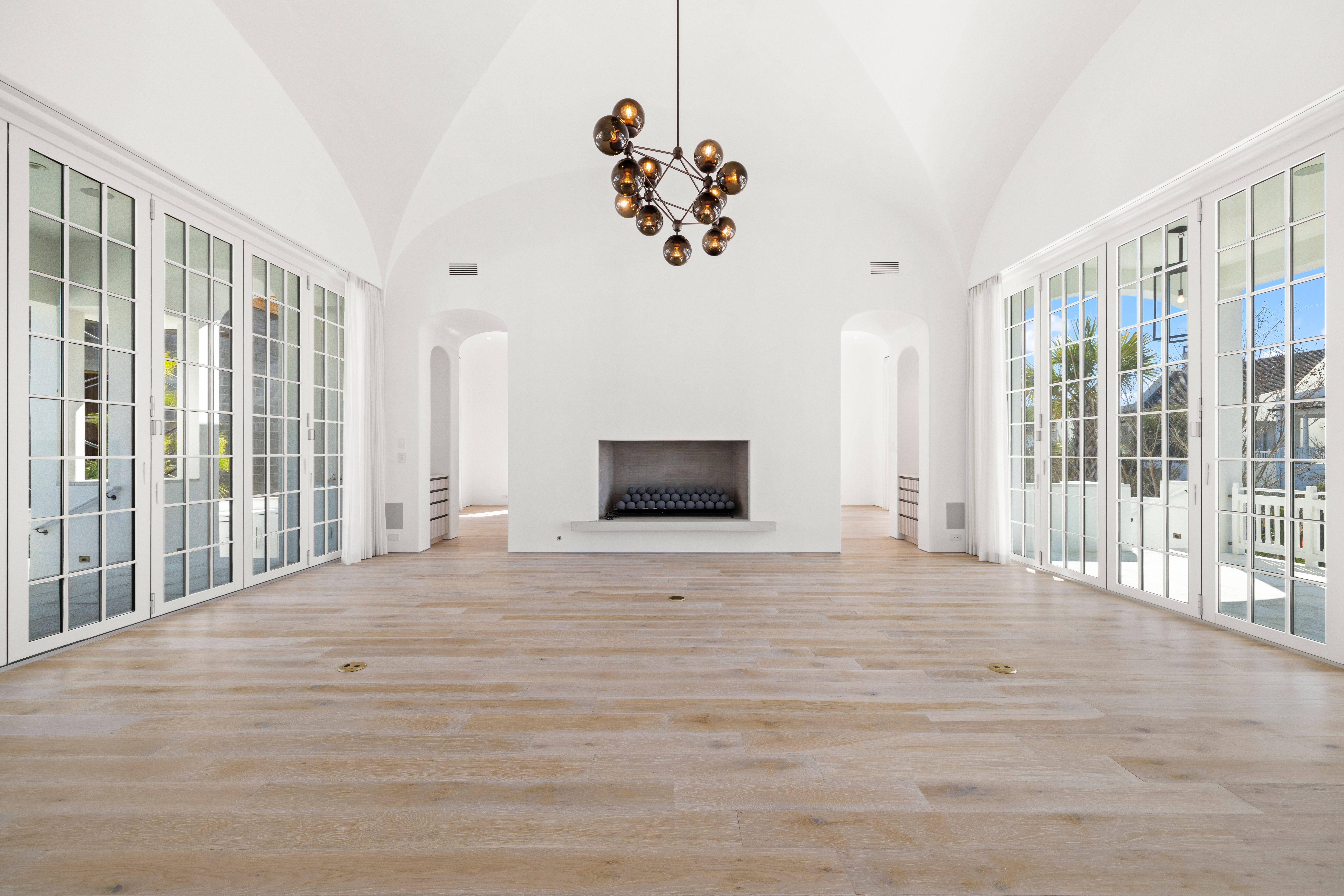  Architectural Gem With Pool And Carriage House - 物件實景