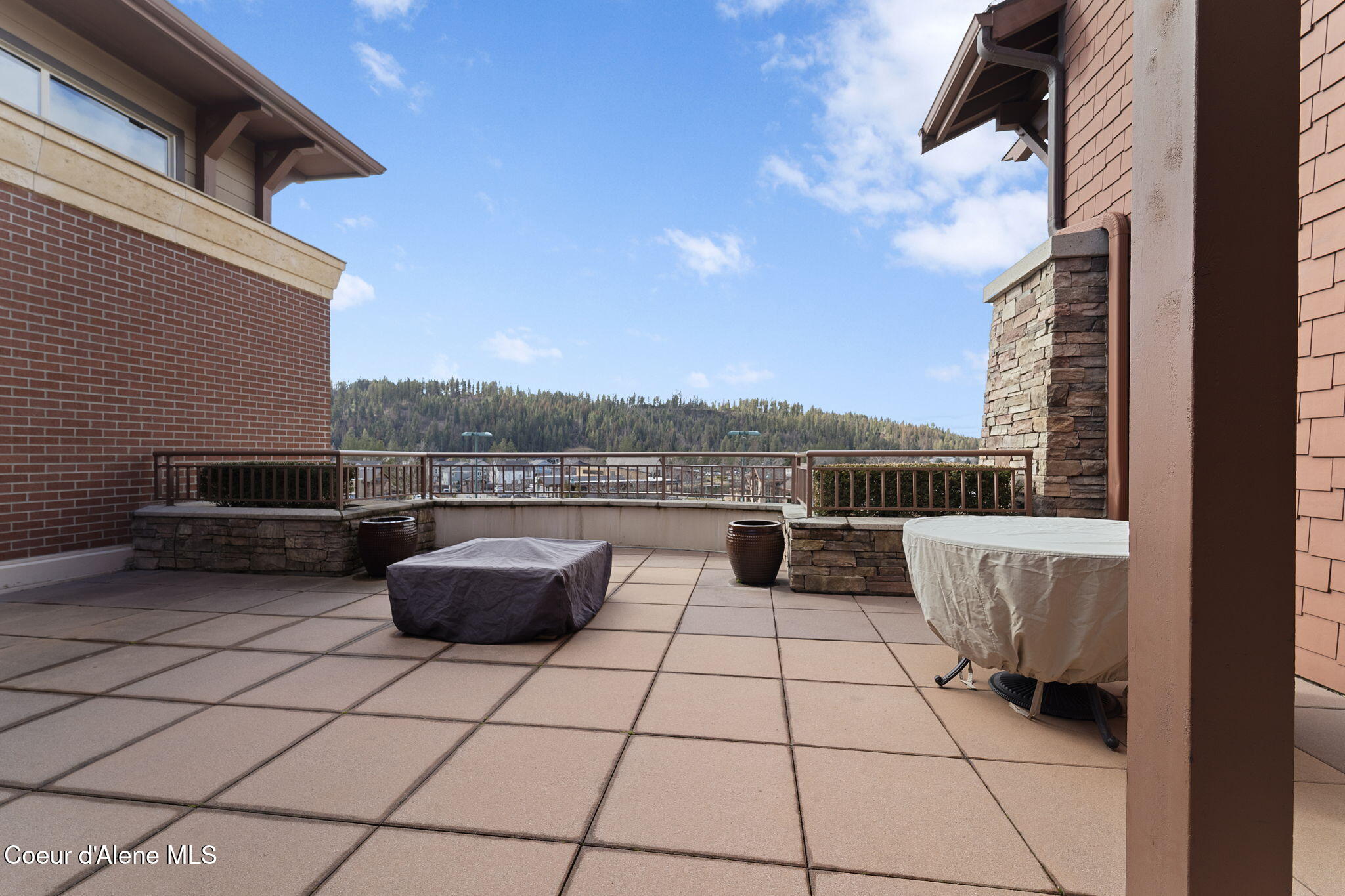 Coeur d'Alene, Idaho, 83814, United States, 2 Bedrooms Bedrooms, ,3 BathroomsBathrooms,Residential,For Sale,2022050