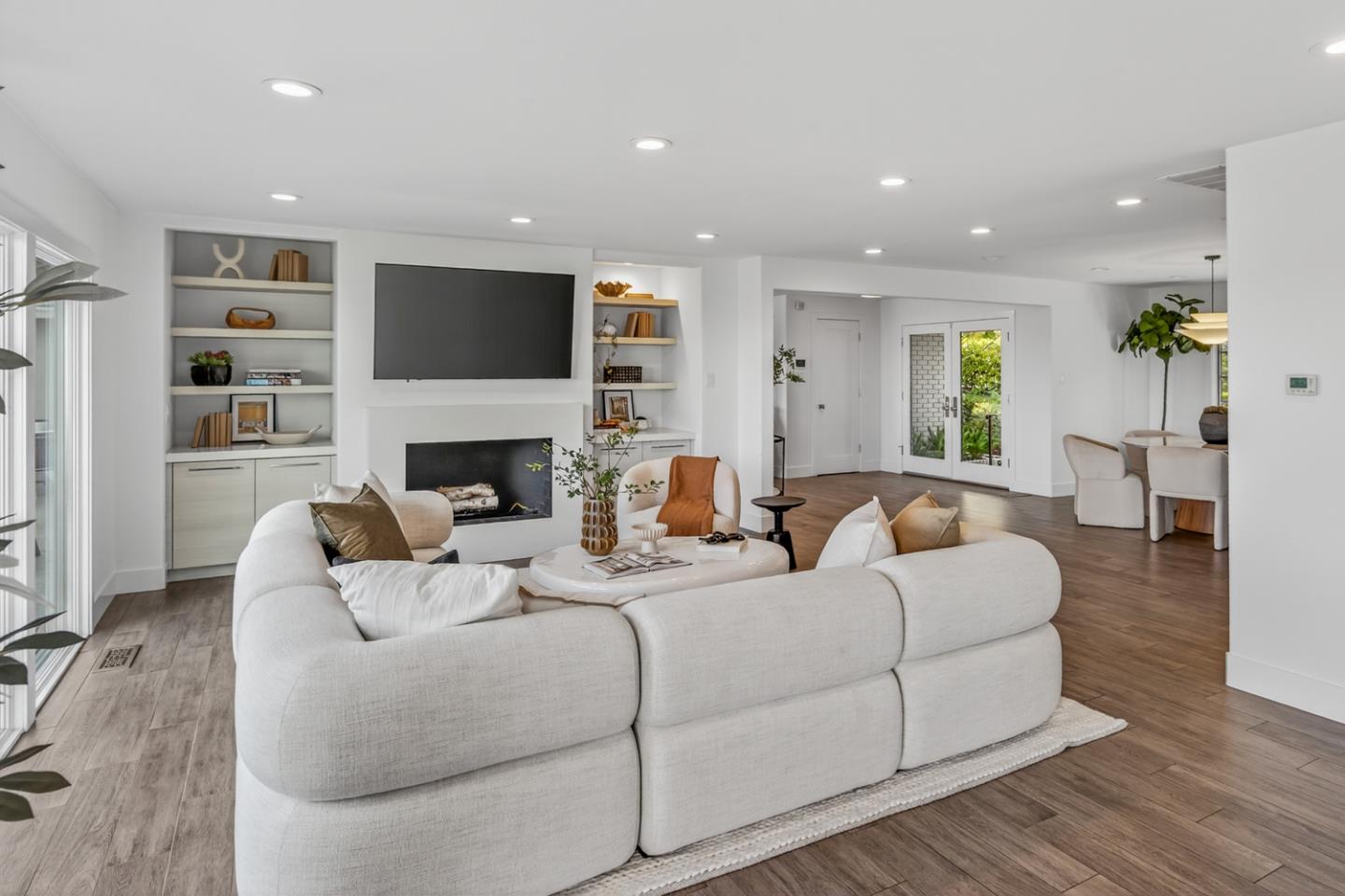 Hillsborough, California, 94010, United States, 3 Bedrooms Bedrooms, ,4 BathroomsBathrooms,Residential,For Sale,1989109