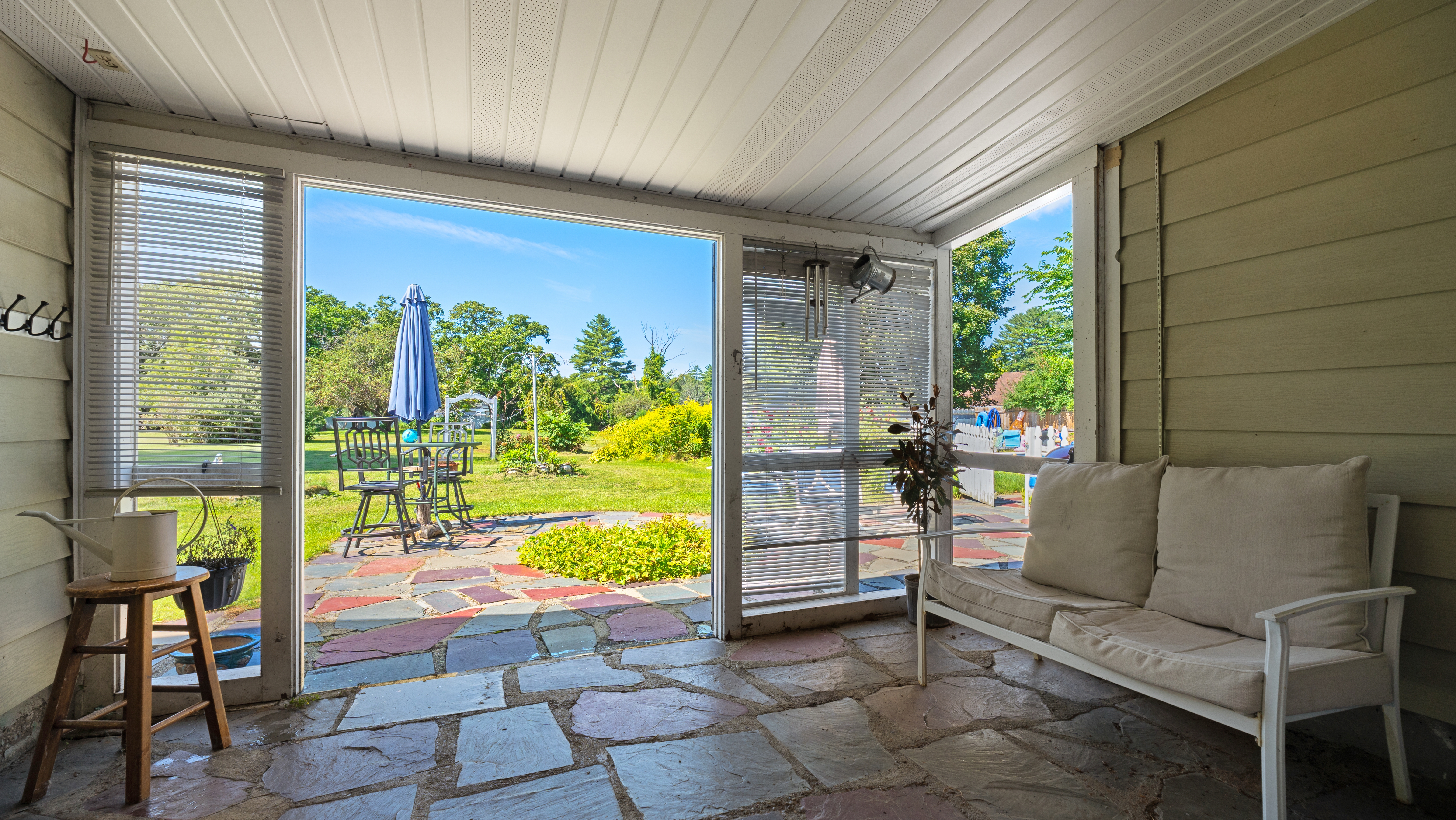  CHARMING IN-TOWN CAPE ON SPACIOUS LOT WITH INGROUND POOL - 物件實景