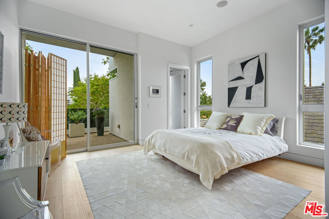 Los Angeles, California, 90046, United States, 5 Bedrooms Bedrooms, ,2 BathroomsBathrooms,Residential,For Sale,1829471