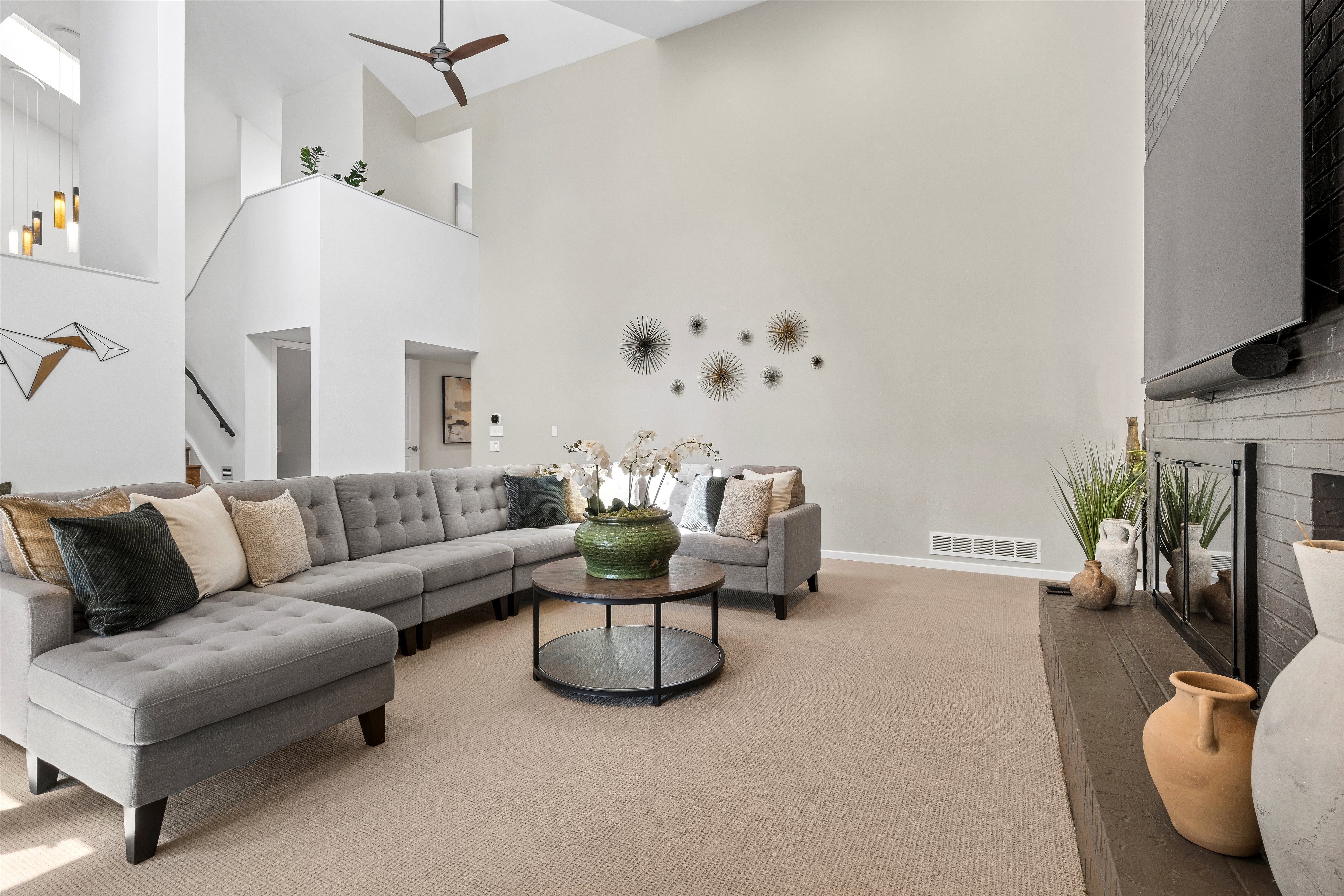  A Rare Offering: Five Bedrooms & Four Bathrooms Thoughtfully Designed Townhome - 物件實景