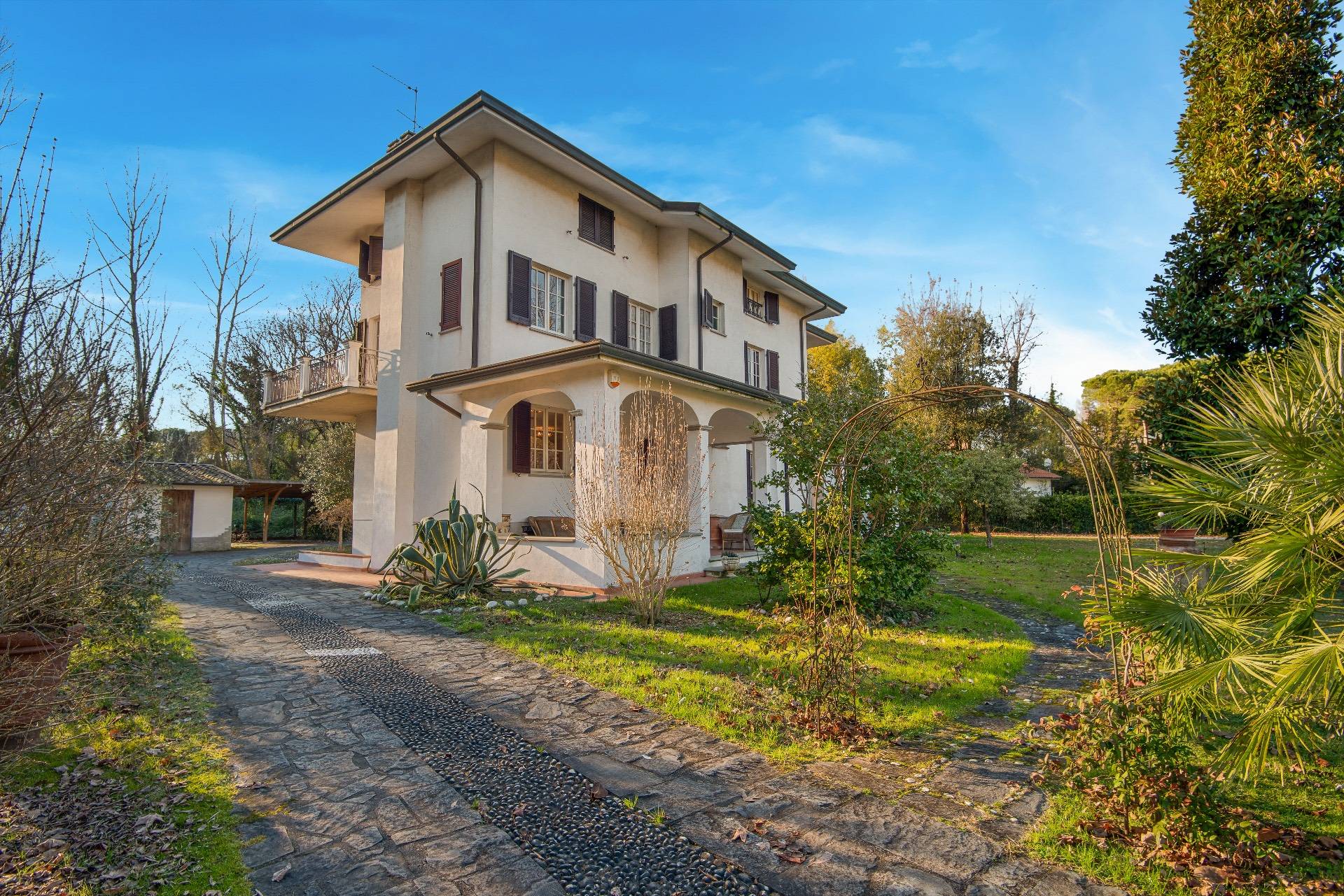 Massa, Massa-Carrara, 54100, IT, 4 Bedrooms Bedrooms, ,4 BathroomsBathrooms,Residential,For Sale,1688477