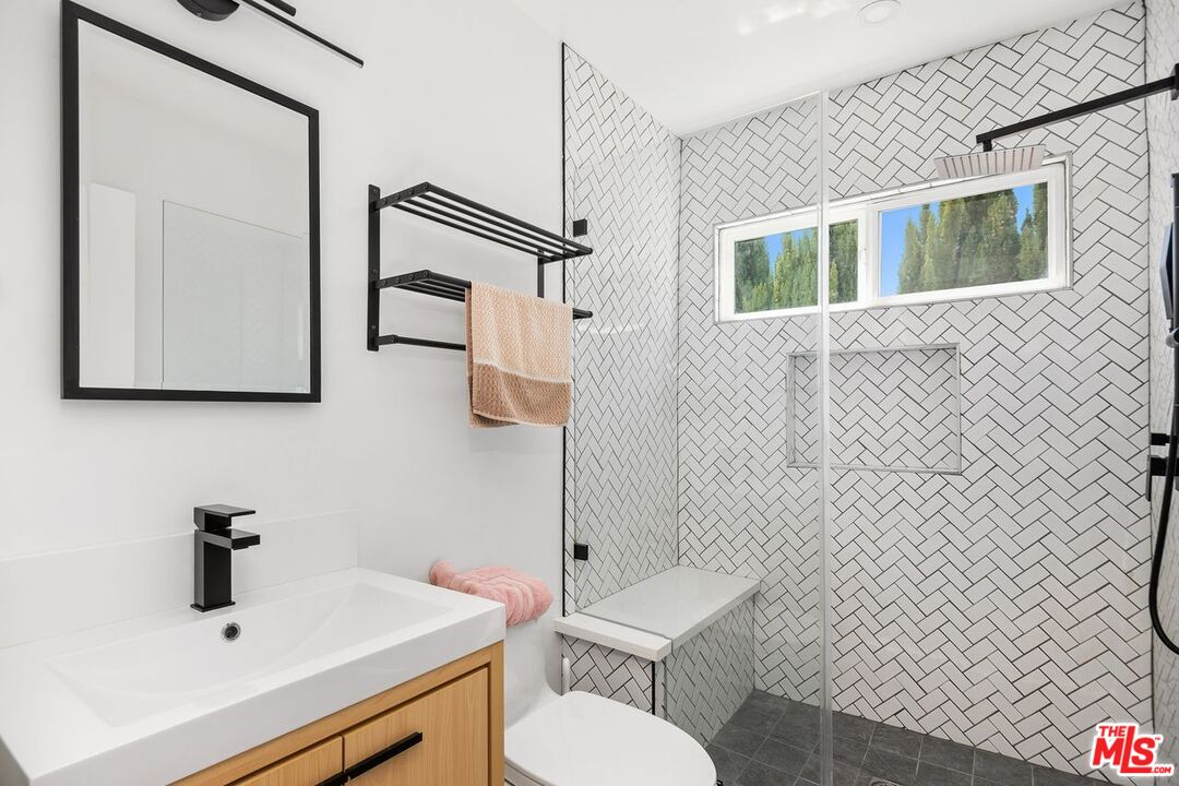 Los Angeles, California, 90056, United States, 5 Bedrooms Bedrooms, ,5 BathroomsBathrooms,Residential,For Sale,1918507
