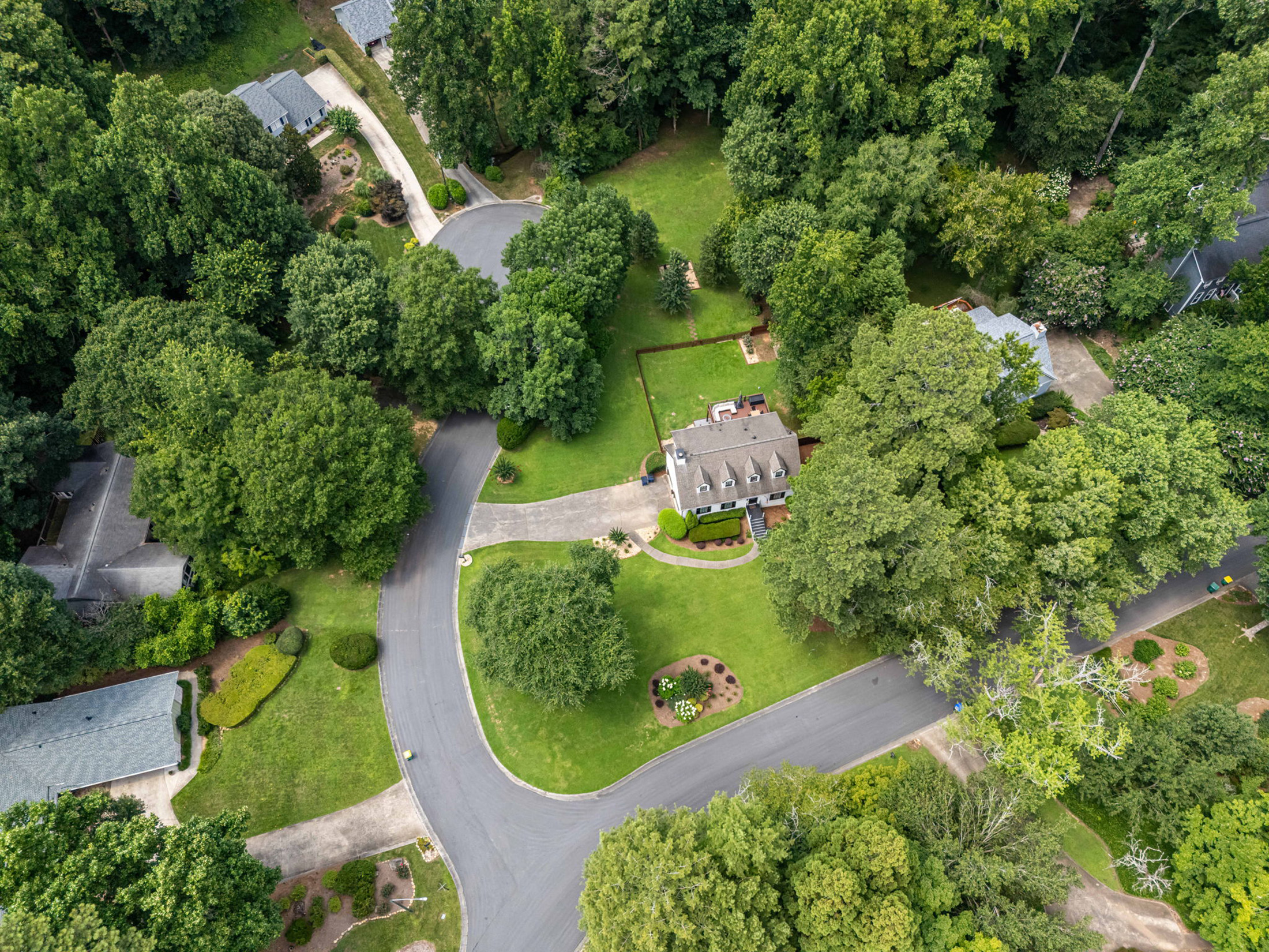  Exceptional Home Nestled on 0.83+/- Acre Picturesque Corner Lot - 物件實景