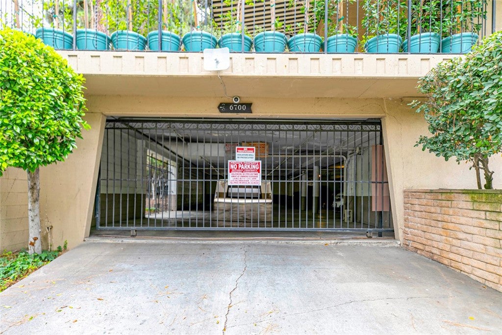 Los Angeles, California, 90068, United States, 2 Bedrooms Bedrooms, ,1 BathroomBathrooms,Residential,For Sale,1940489