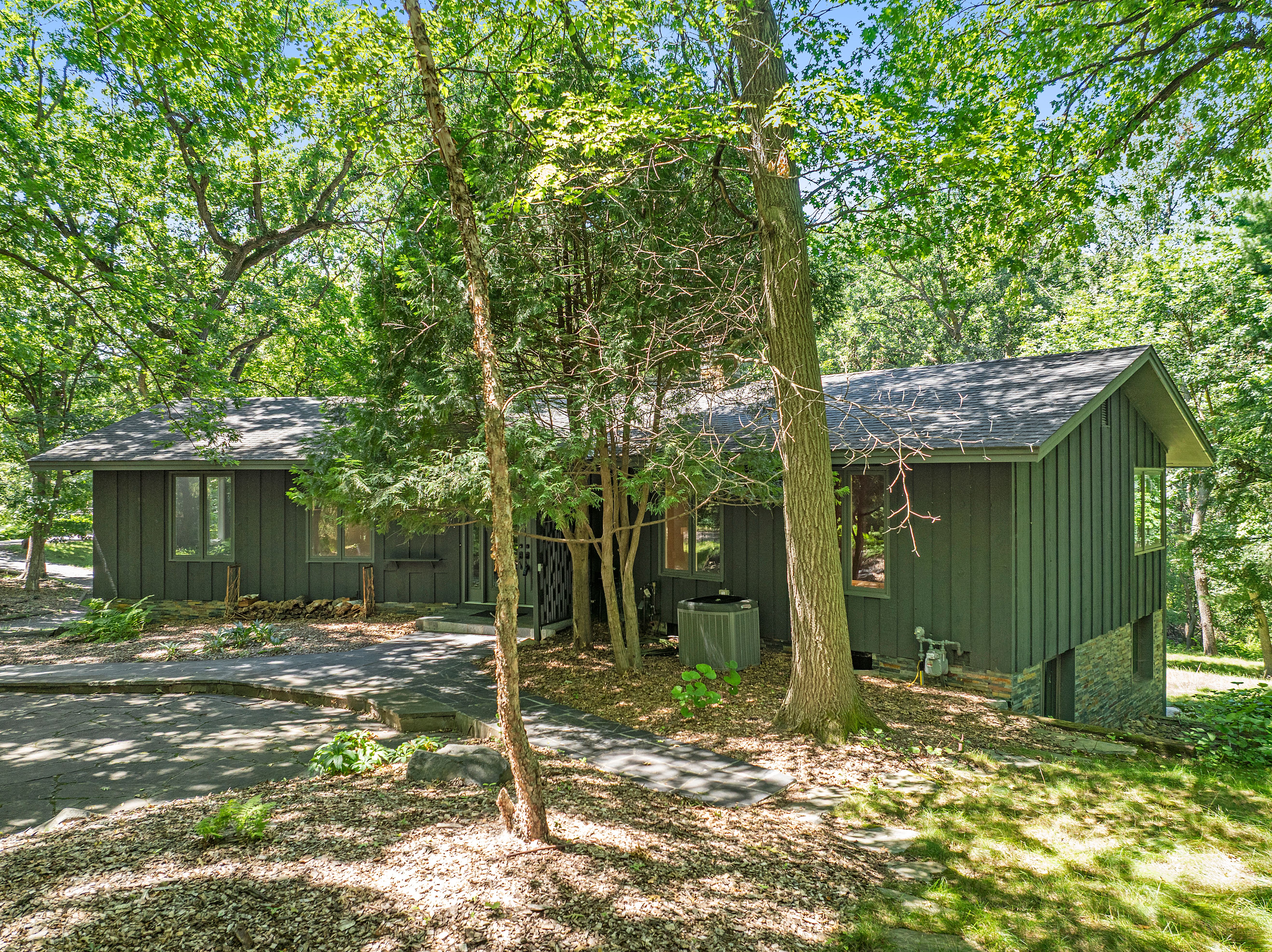 Secluded Wooded Retreat with Beautifully Updated Interiors - 物件實景