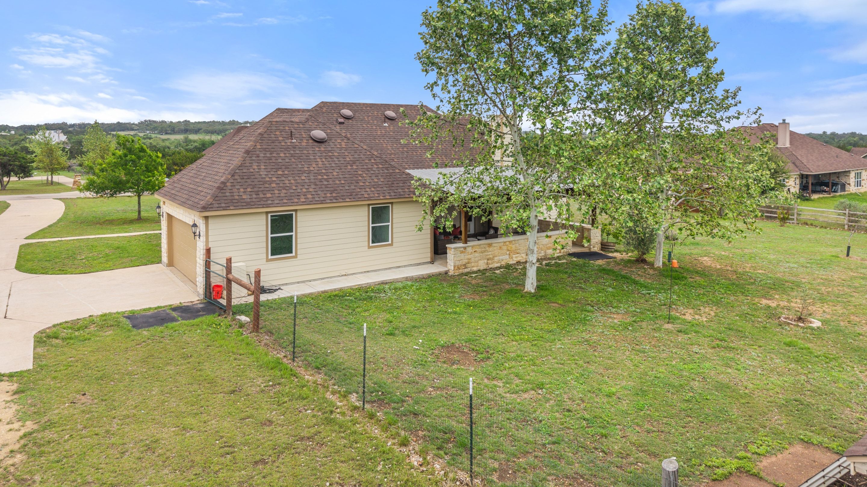  Beautiful Dripping Springs 1-Story on 2 Level Acres with Barn in Chama Trace - 物件實景