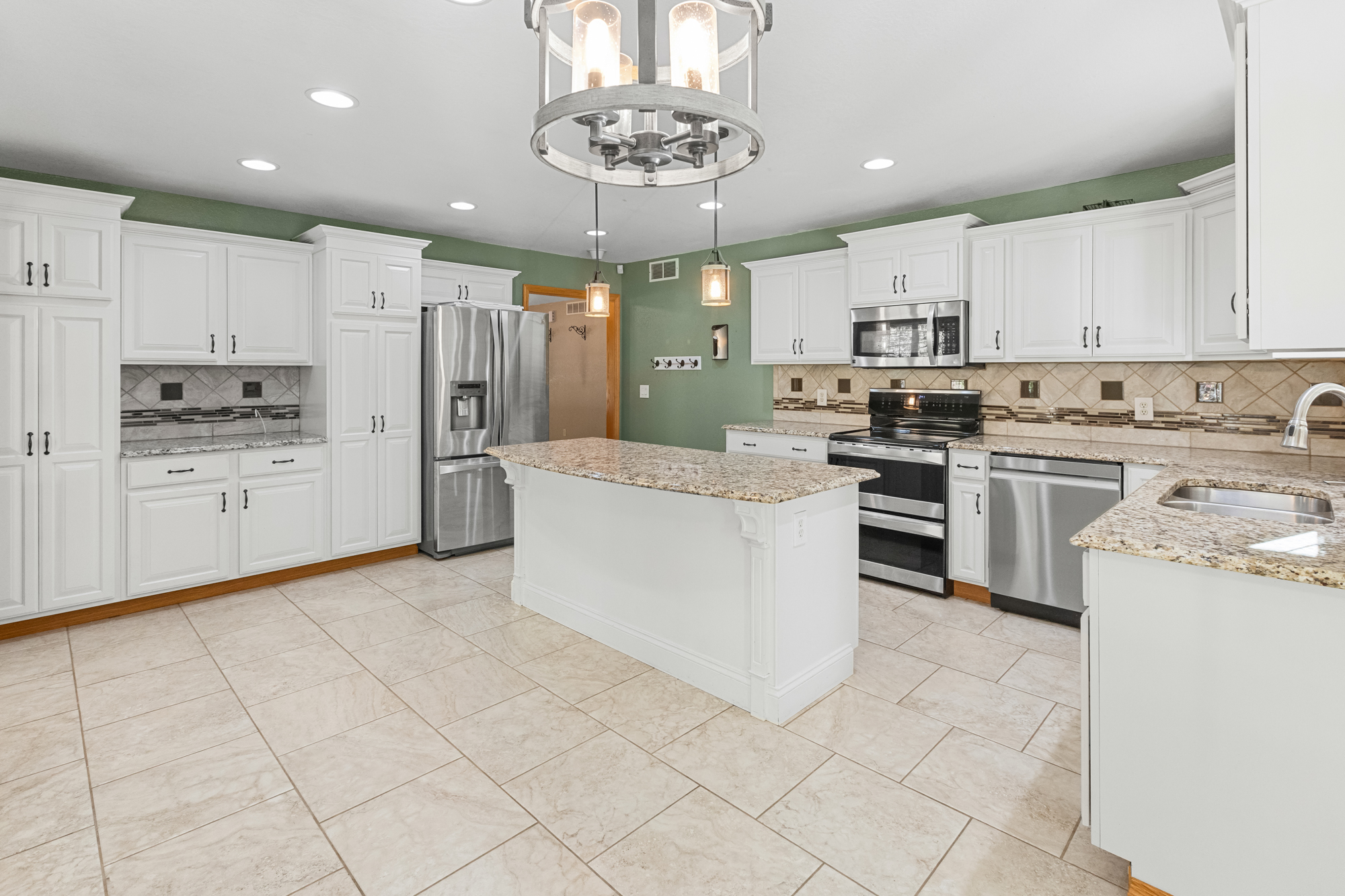 Effingham, Illinois, 62401, United States, 3 Bedrooms Bedrooms, ,3 BathroomsBathrooms,Residential,For Sale,1976361