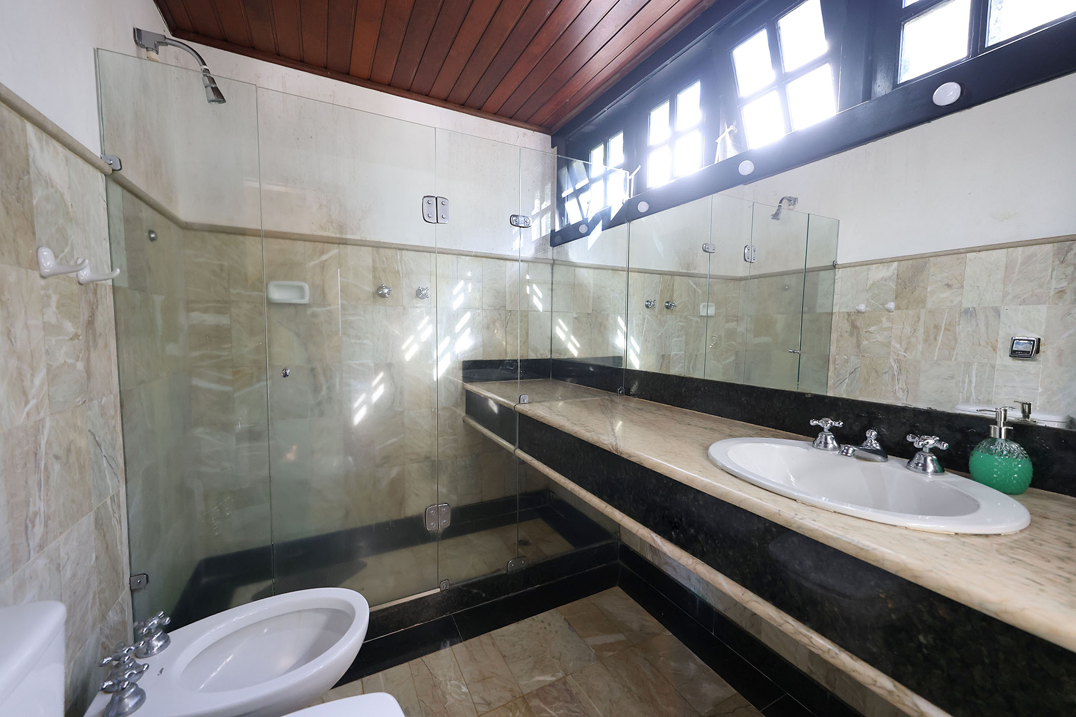  Mountain retreat with comprehensive leisure amenities and guest accommodations - 物件實景