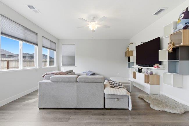 Hollister, California, 95023, United States, 5 Bedrooms Bedrooms, ,4 BathroomsBathrooms,Residential,For Sale,2032027