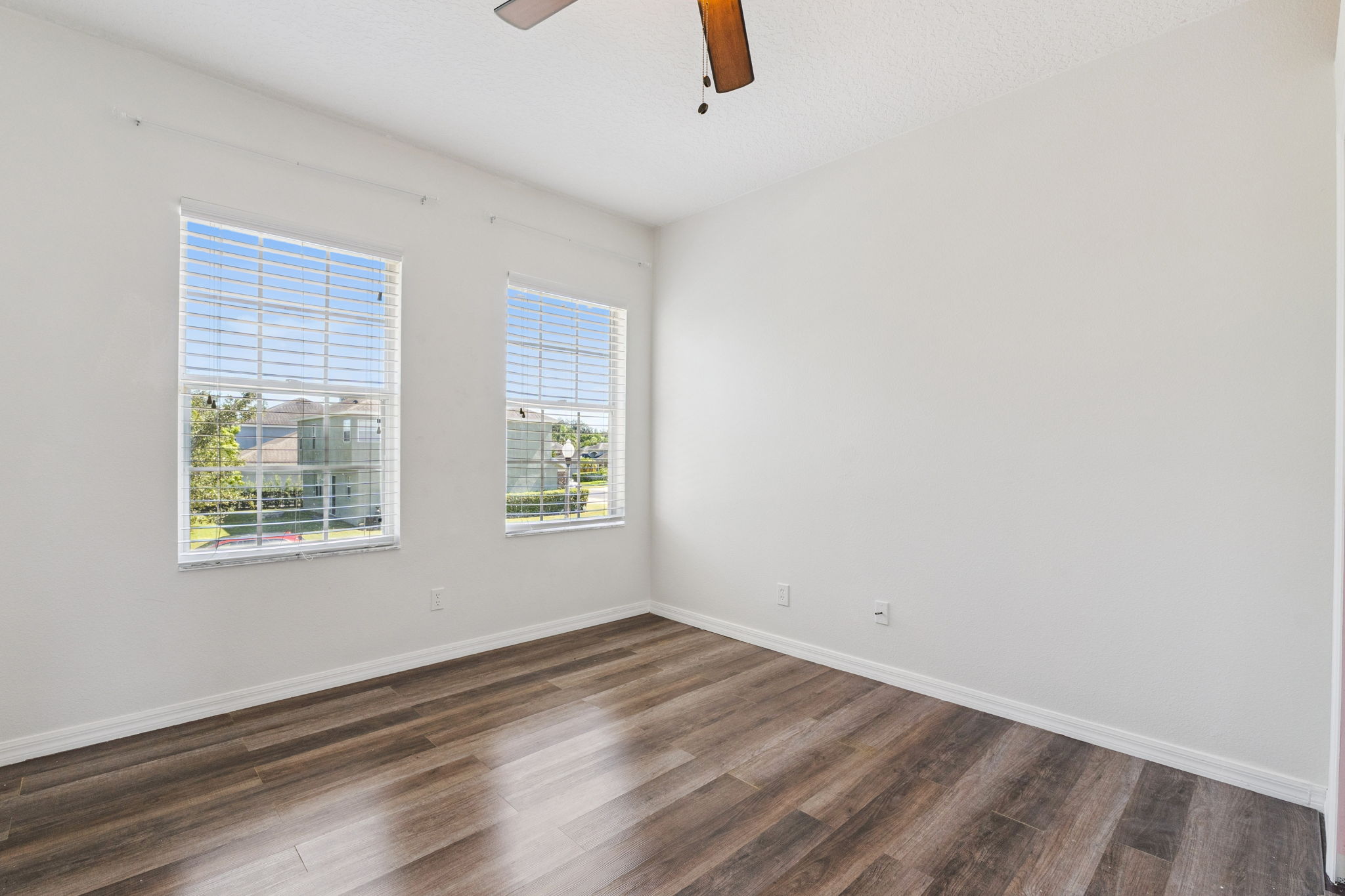 Orlando, Florida, 32825, United States, 5 Bedrooms Bedrooms, ,4 BathroomsBathrooms,Residential,For Sale,1980757