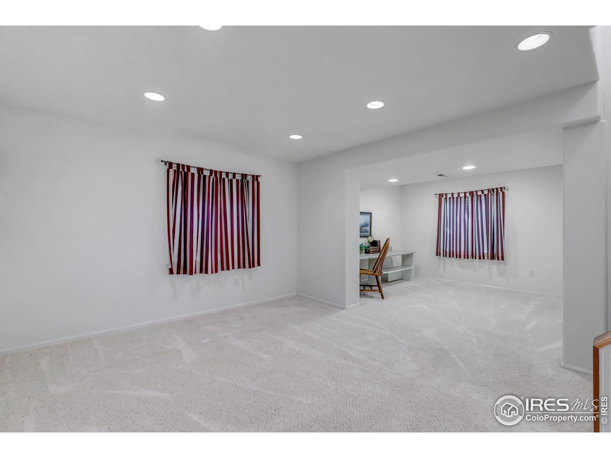 Longmont, Colorado, 80504, United States, 4 Bedrooms Bedrooms, ,3 BathroomsBathrooms,Residential,For Sale,1895647