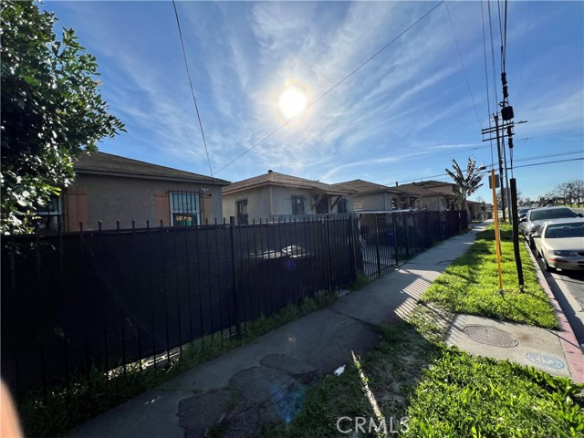 Los Angeles, California, 90047, United States, 8 Bedrooms Bedrooms, ,Residential,For Sale,1865127