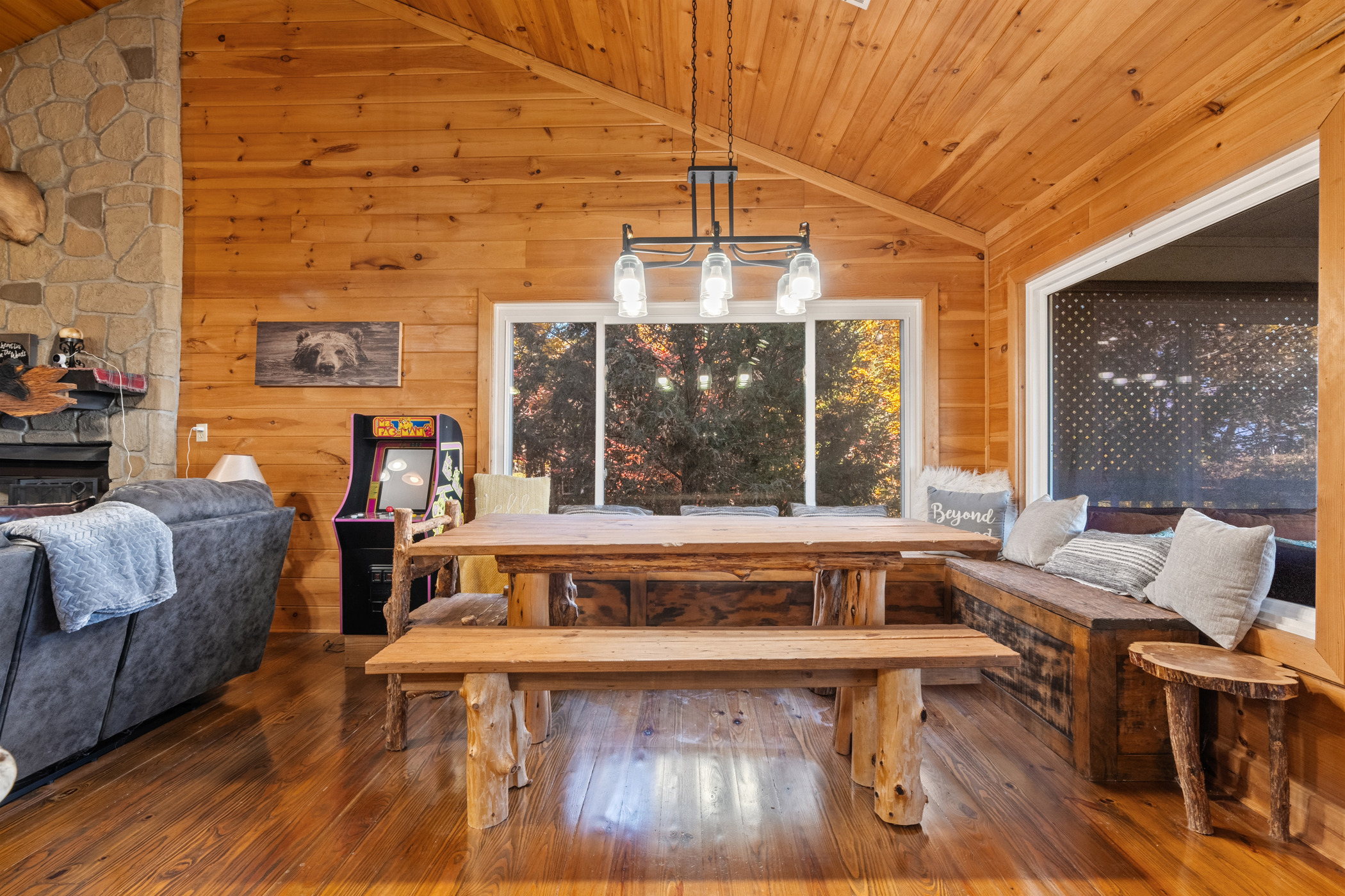 Sevierville, Tennessee, 37876, United States, 2 Bedrooms Bedrooms, ,4 BathroomsBathrooms,Residential,For Sale,1988602