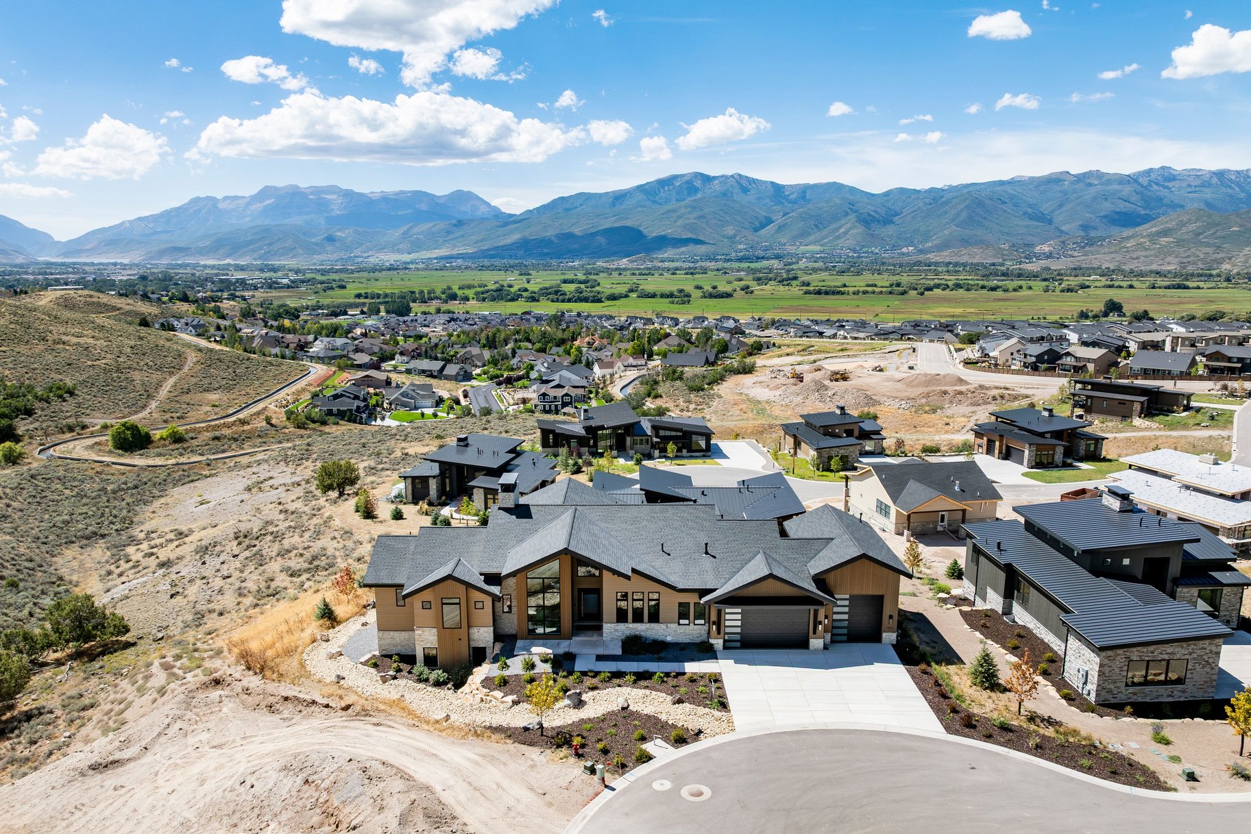  Upgraded Luxury Living with Panoramic Mountain Views - 物件實景