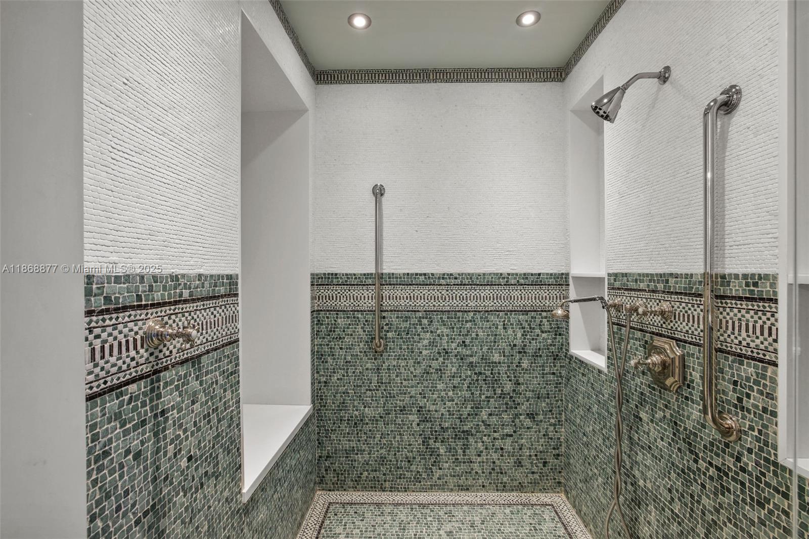 Miami Beach, Florida, 33140, United States, 3 Bedrooms Bedrooms, ,4 BathroomsBathrooms,Residential,For Sale,1934694