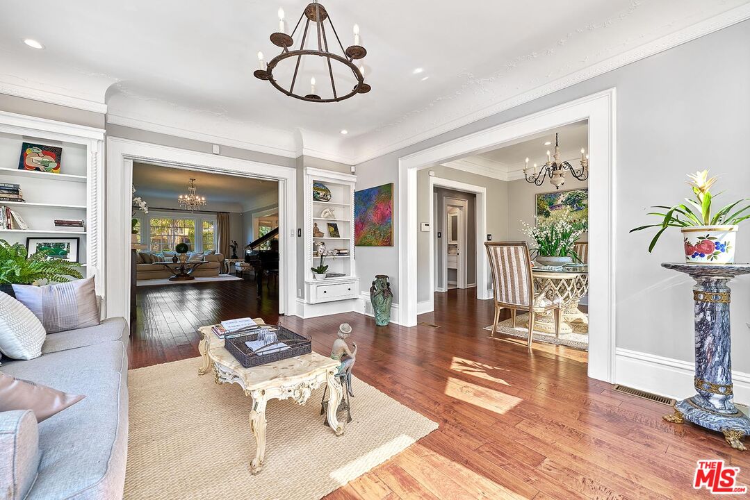 Los Angeles, California, 90005, United States, 5 Bedrooms Bedrooms, ,6 BathroomsBathrooms,Residential,For Sale,1907226