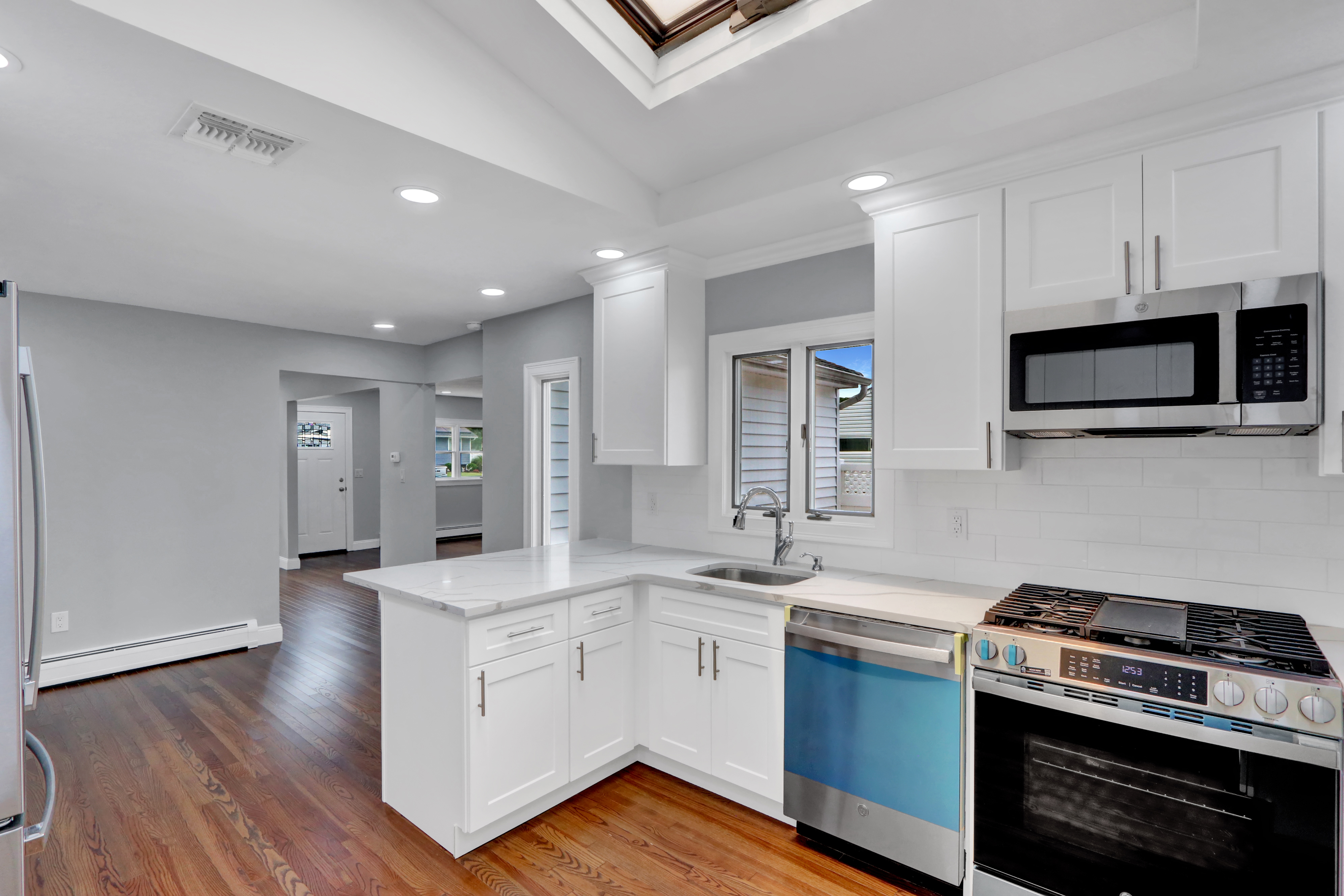 West Islip, New York, 11795, United States, 3 Bedrooms Bedrooms, ,2 BathroomsBathrooms,Residential,For Sale,1920311