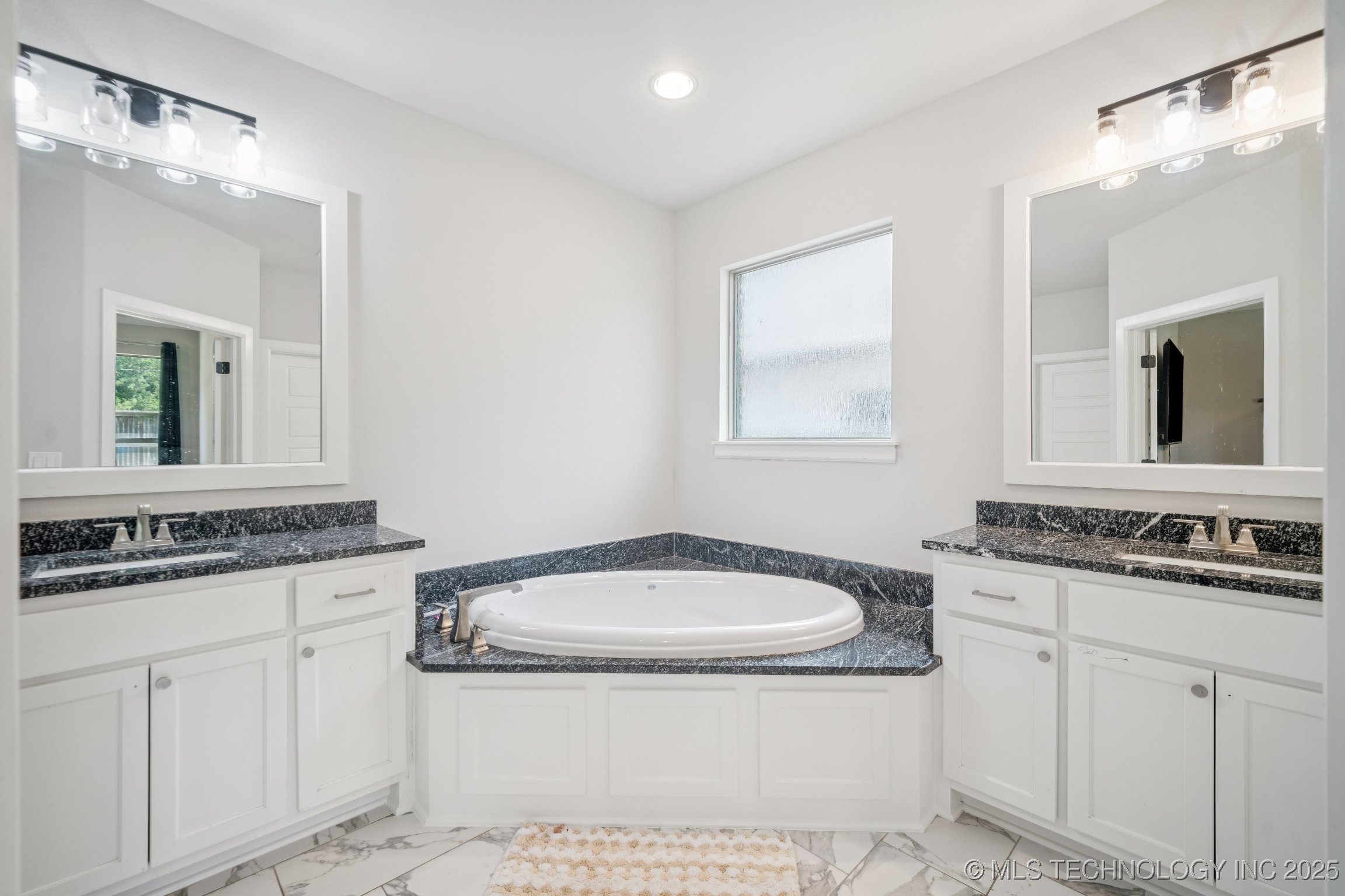 Broken Arrow, Oklahoma, 74011, United States, 5 Bedrooms Bedrooms, ,3 BathroomsBathrooms,Residential,For Sale,1898814