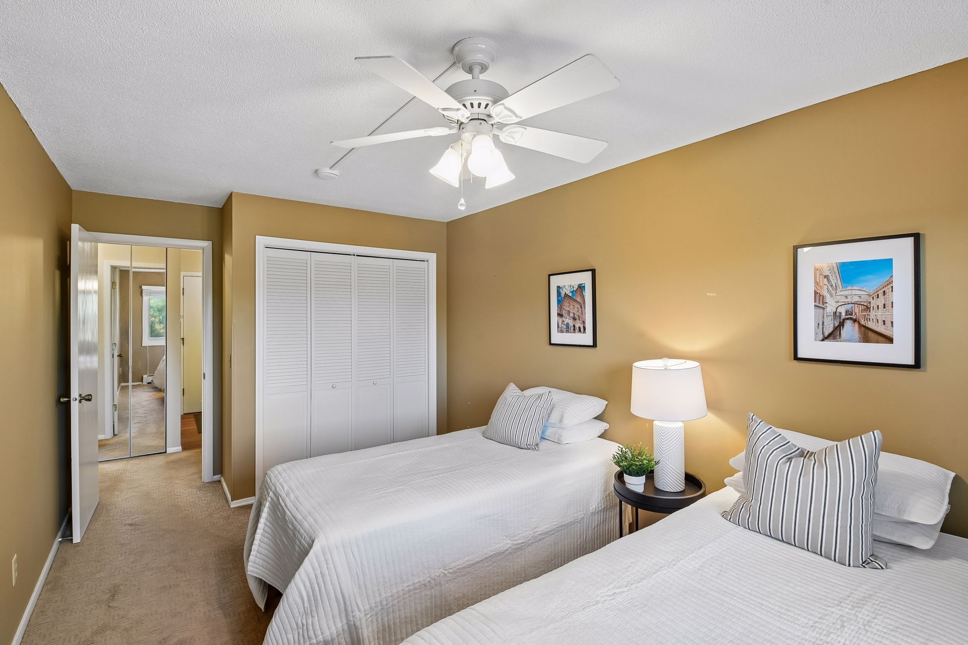  Second-Floor Wayzata Villas Condo with Beautiful Pond Views - 物件實景