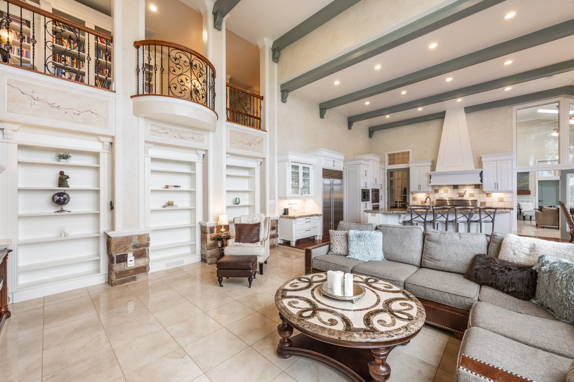  Stately Gated-Community Estate on Nearly Half an Acre: Vaulted Ceilings, Valley - 物件實景