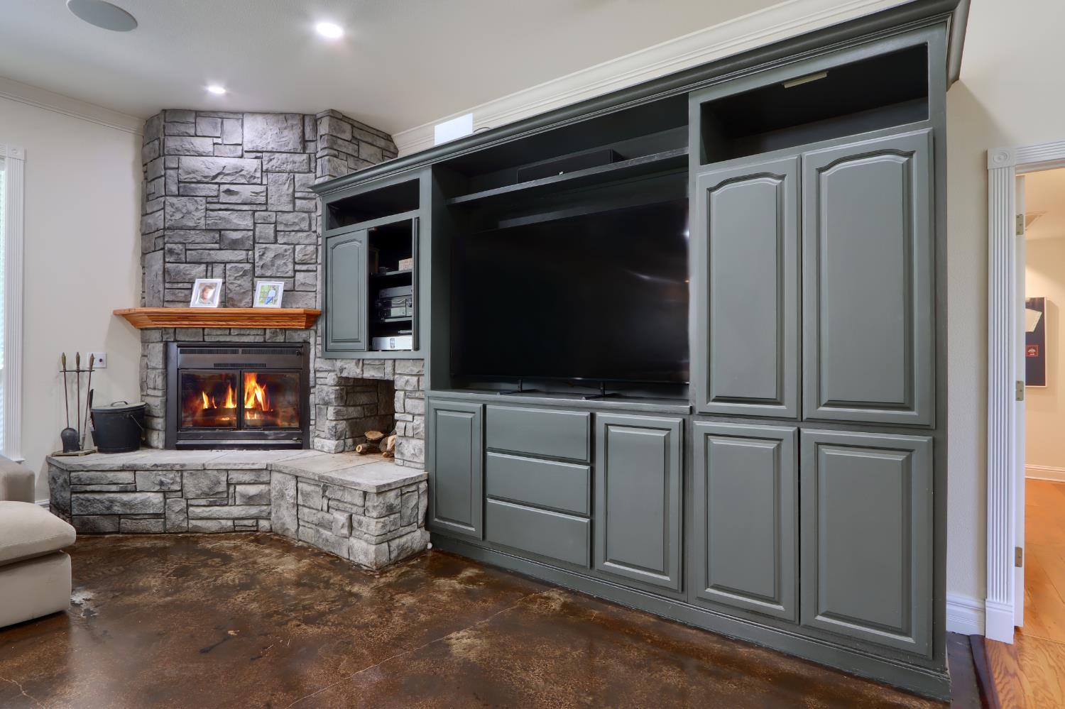 Ahwahnee, California, 93601, United States, 5 Bedrooms Bedrooms, ,4 BathroomsBathrooms,Residential,For Sale,1976799