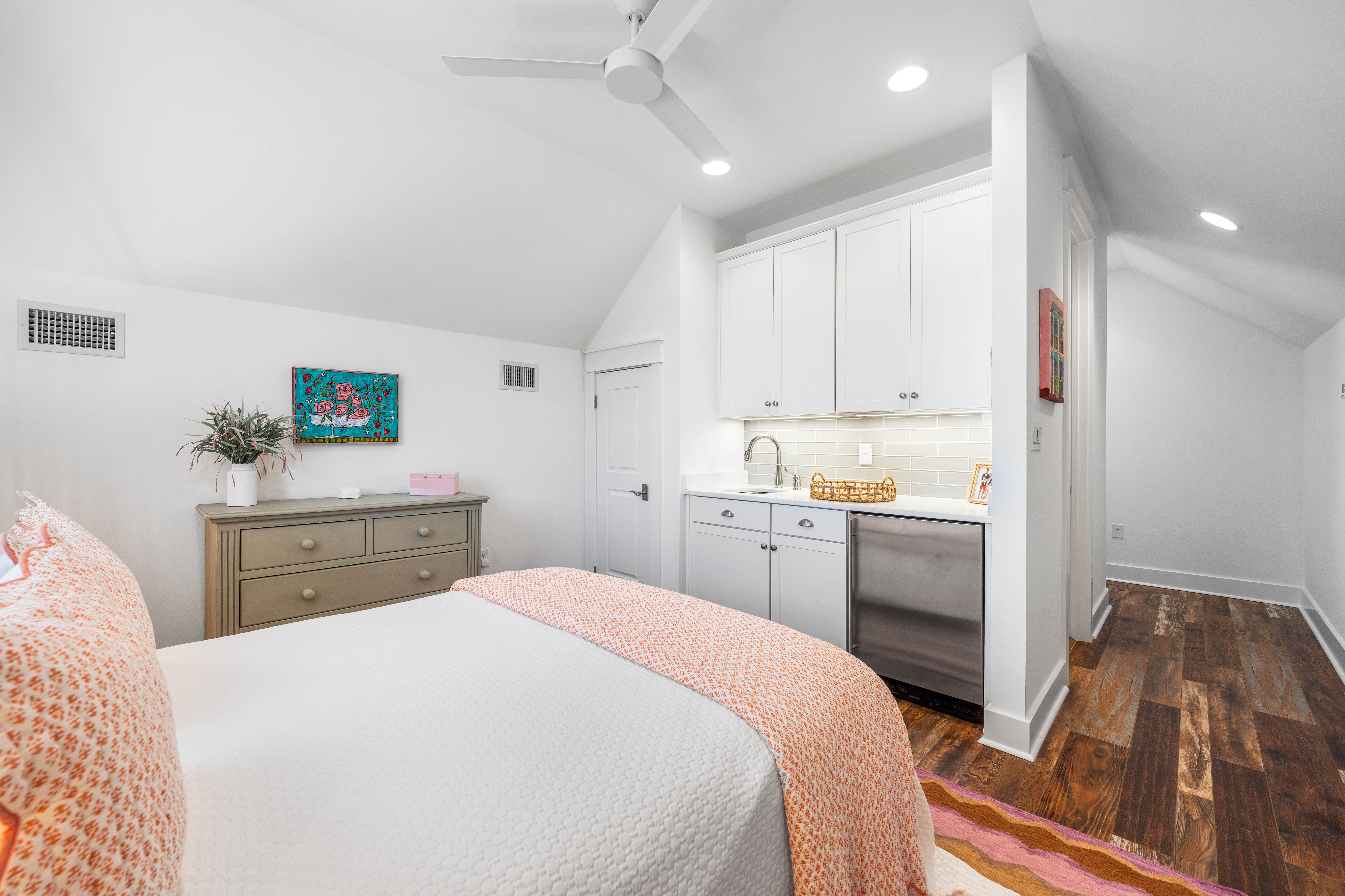  Oversized Corner Lot Home with Carriage House, Screened Porch & Fenced Yard - 物件實景