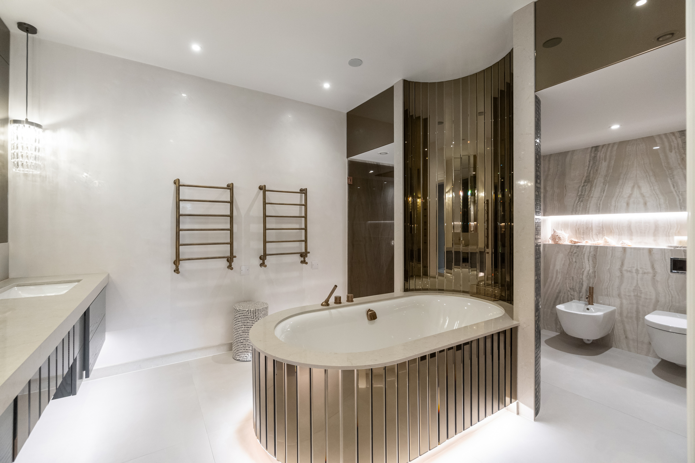  A seven-bedroom Cobham home with a swimming pool and landscaped gardens - 物件實景