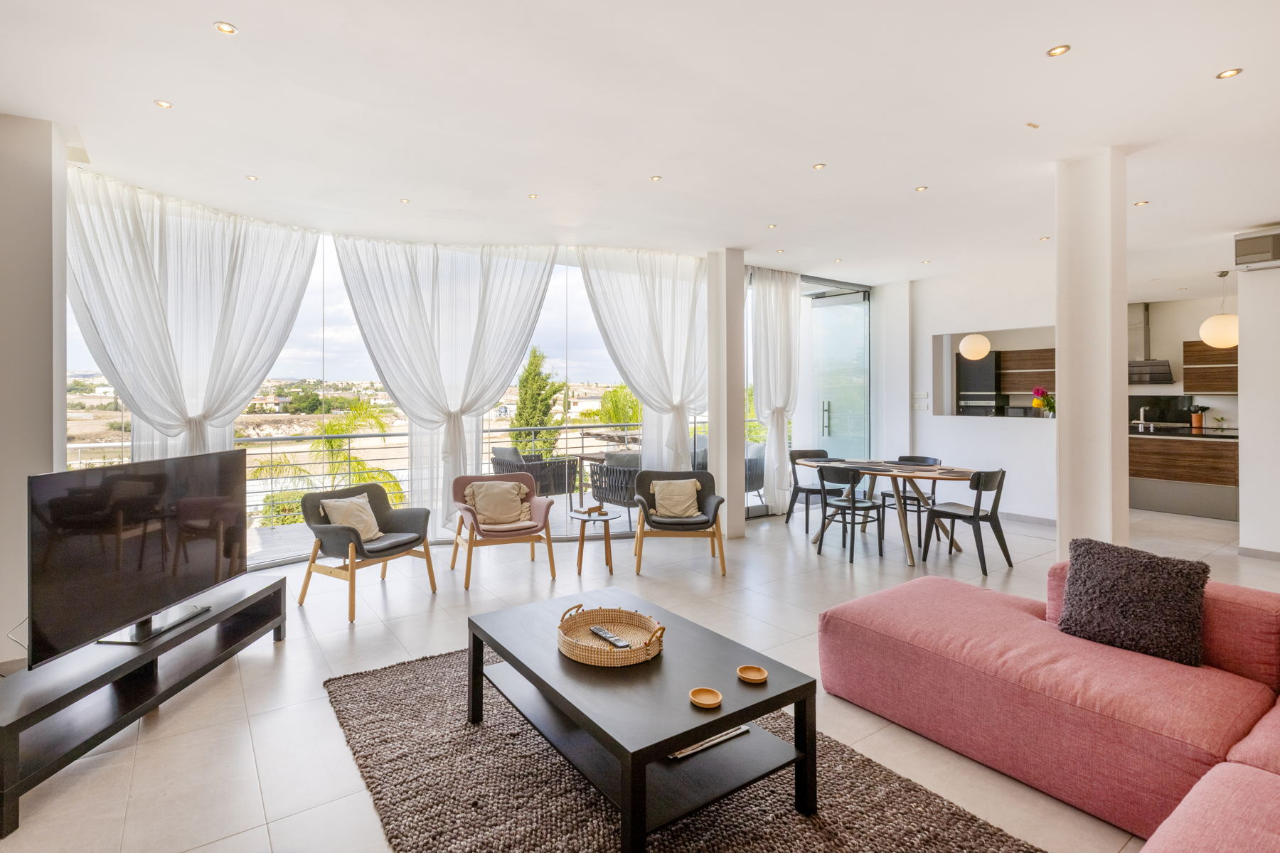  Three-Level Five-Bedroom Villa with Private Pool in Aradippou, Larnaca - 物件實景